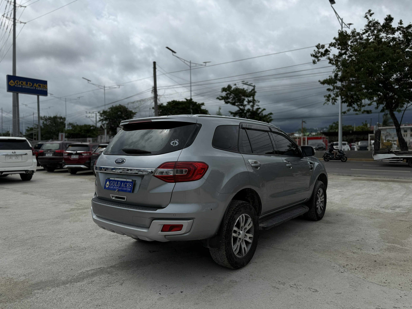 2016 FORD EVEREST TREND 4X2 2.2L DSL AUTOMATIC TRANSMISSION Gold Aces Car Display Center