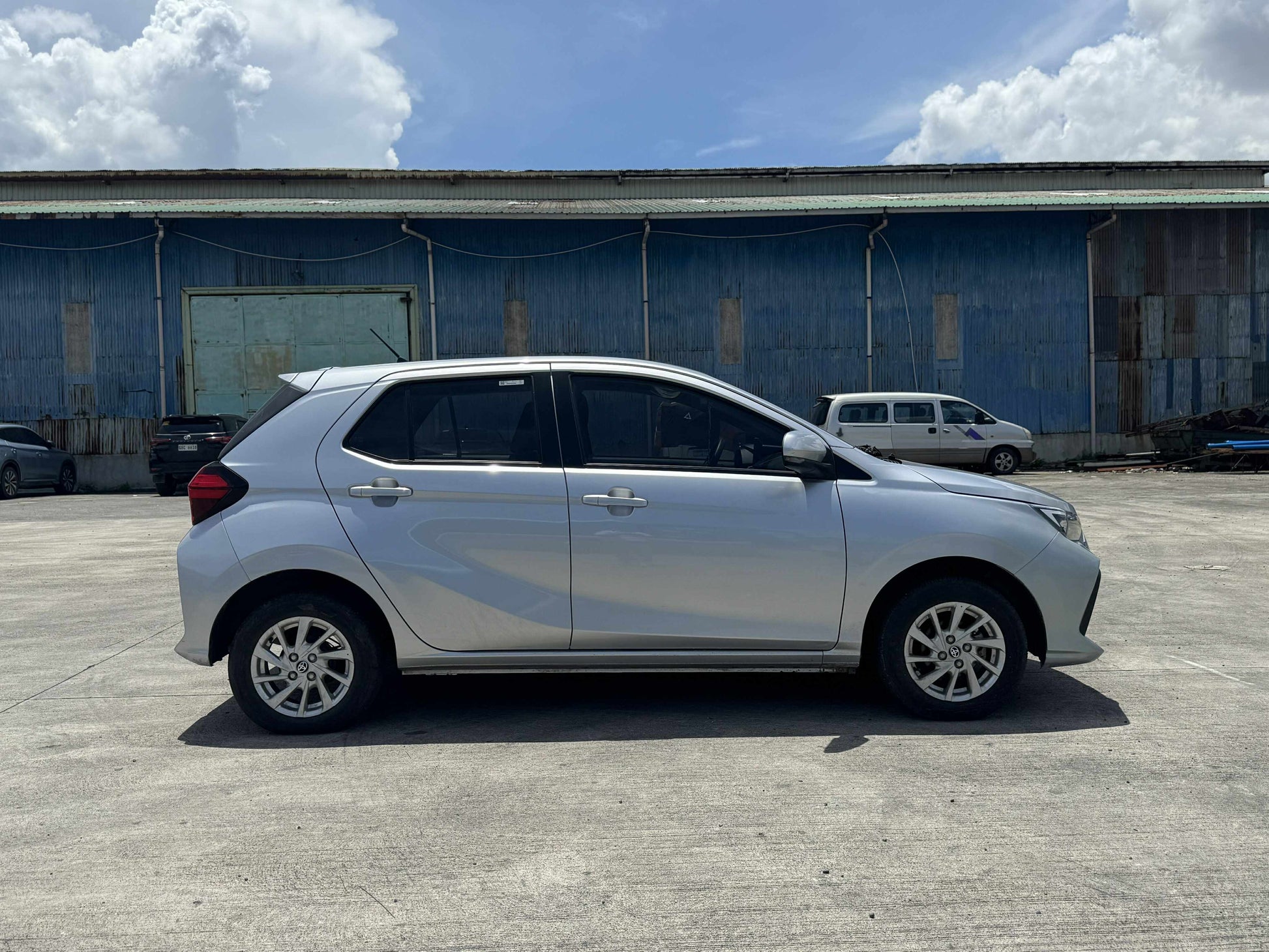 2024 TOYOTA WIGO G 1.0L AUTOMATIC TRANSMISSION (8T KMS ONLY!) Gold Aces Car Display Center