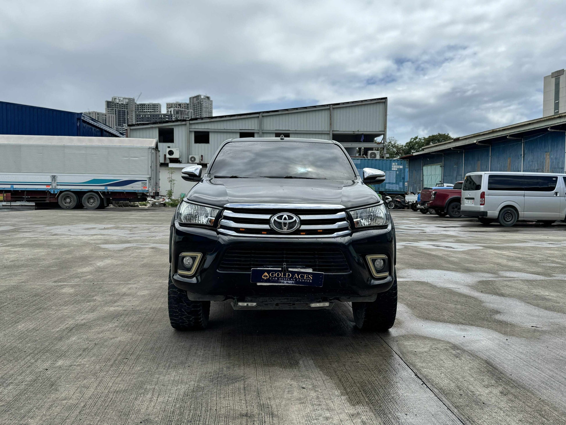 2017 TOYOTA HILUX 2.4L G 4X2 AUTOMATIC TRANSMISSION Gold Aces Car Display Center