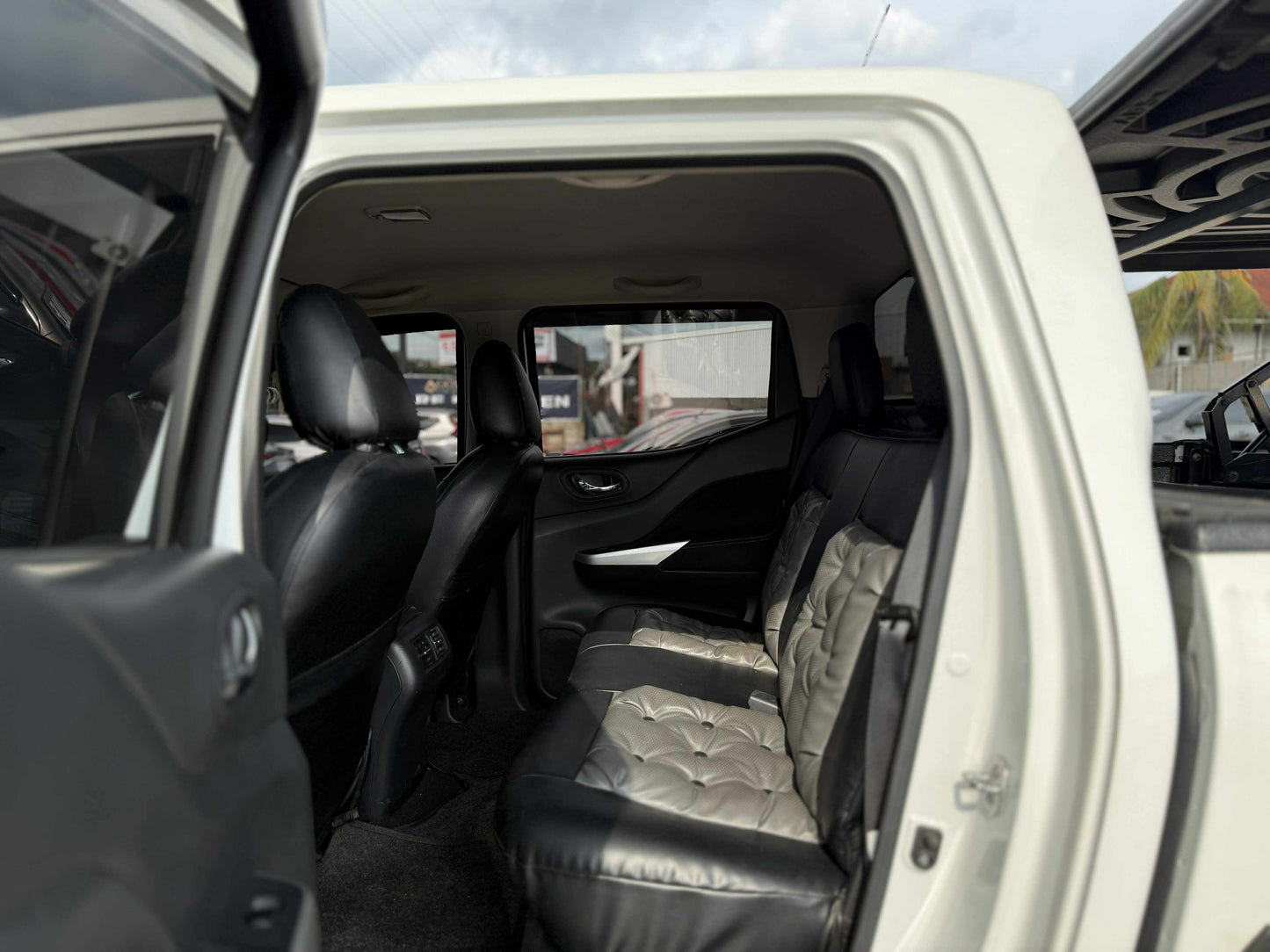 2018 NISSAN NAVARA 2.5L 4X2 EL MANUAL TRANSMISSION Gold Aces Car Display Center