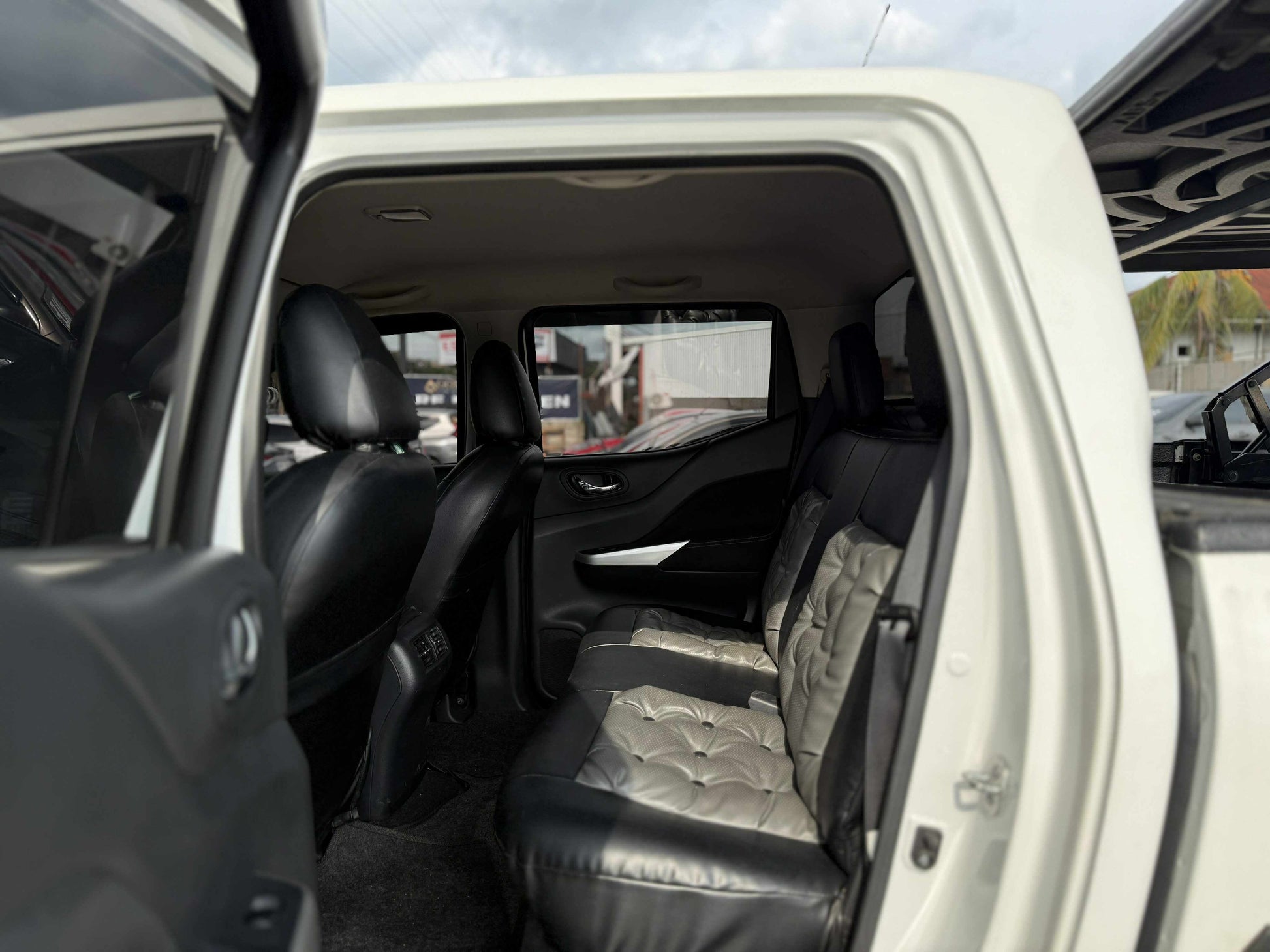 2018 NISSAN NAVARA 2.5L 4X2 EL MANUAL TRANSMISSION Gold Aces Car Display Center