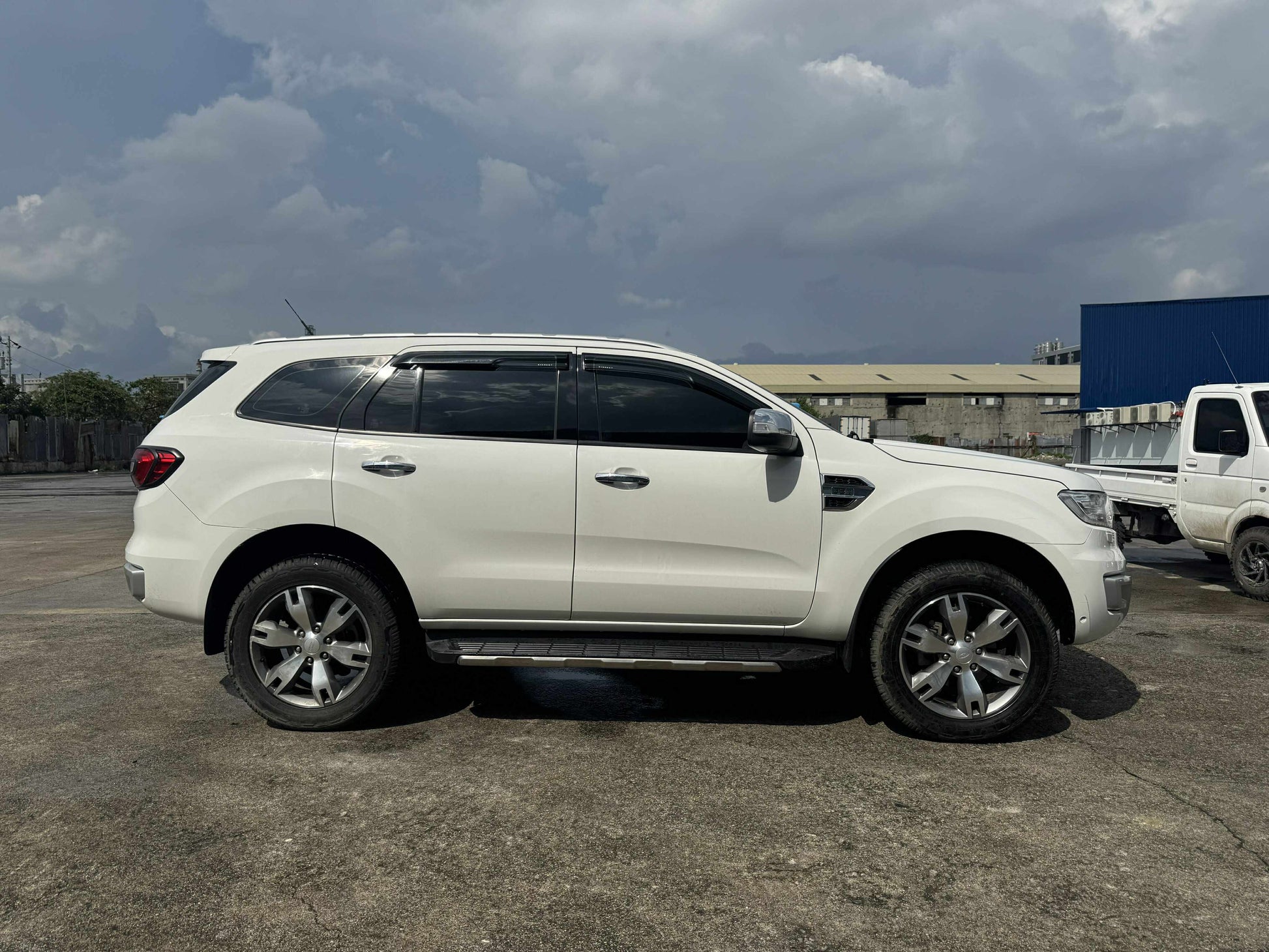 2016 FORD EVEREST TITANIUM 4X4 3.2L DSL AUTOMATIC TRANSMISSION Gold Aces Car Display Center