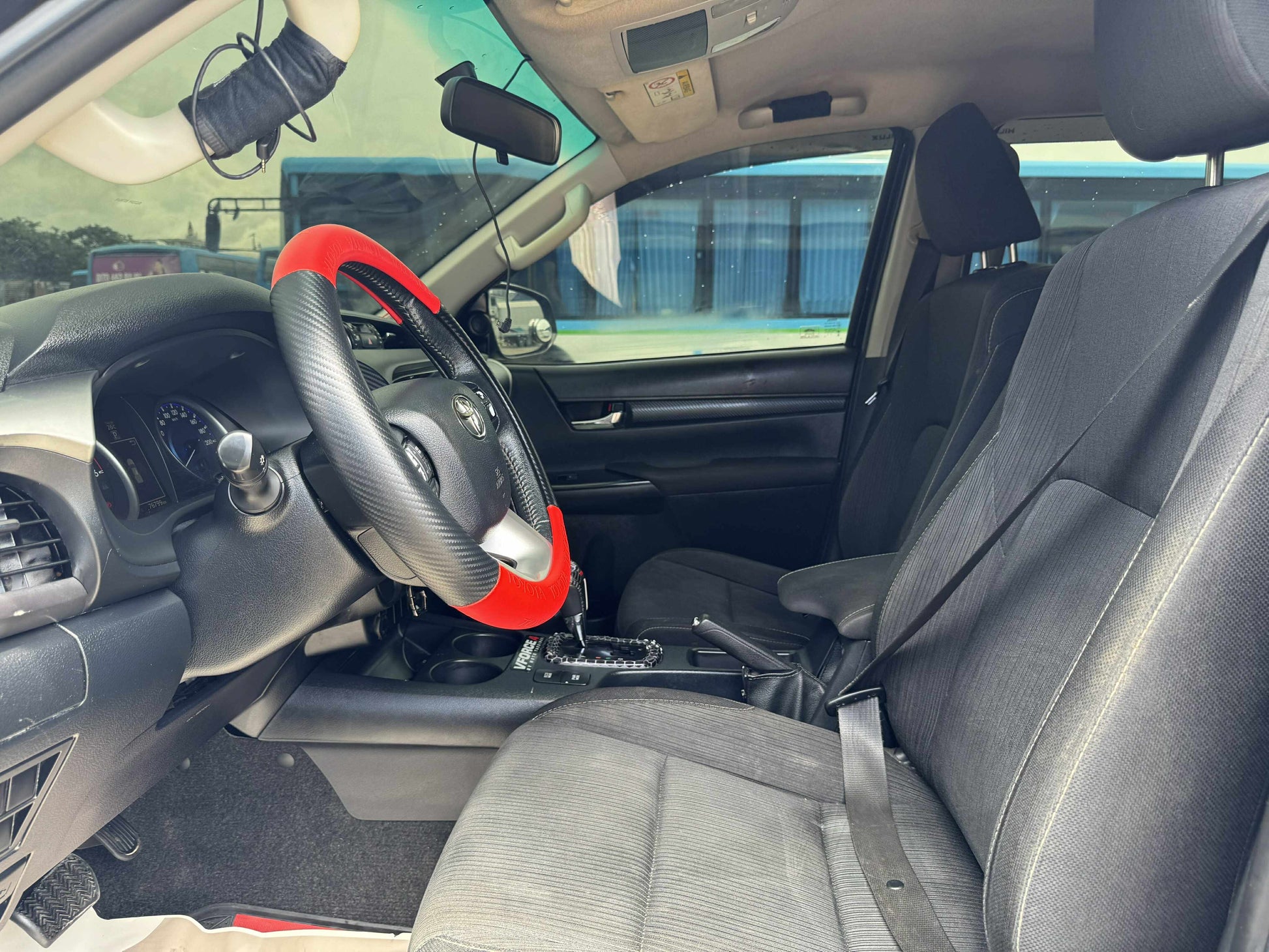 2017 TOYOTA HILUX 2.4L G 4X2 AUTOMATIC TRANSMISSION Gold Aces Car Display Center