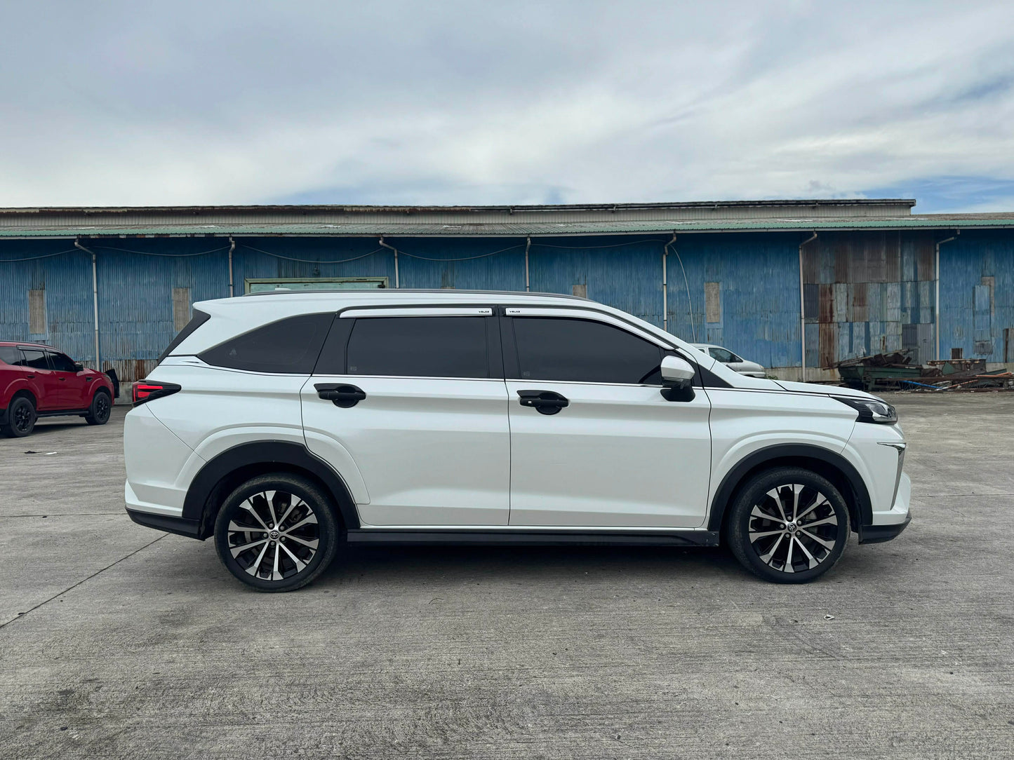 2023 TOYOTA VELOZ 1.5L V AUTOMATIC TRANSMISSION (16T KMS ONLY!) Gold Aces Car Display Center