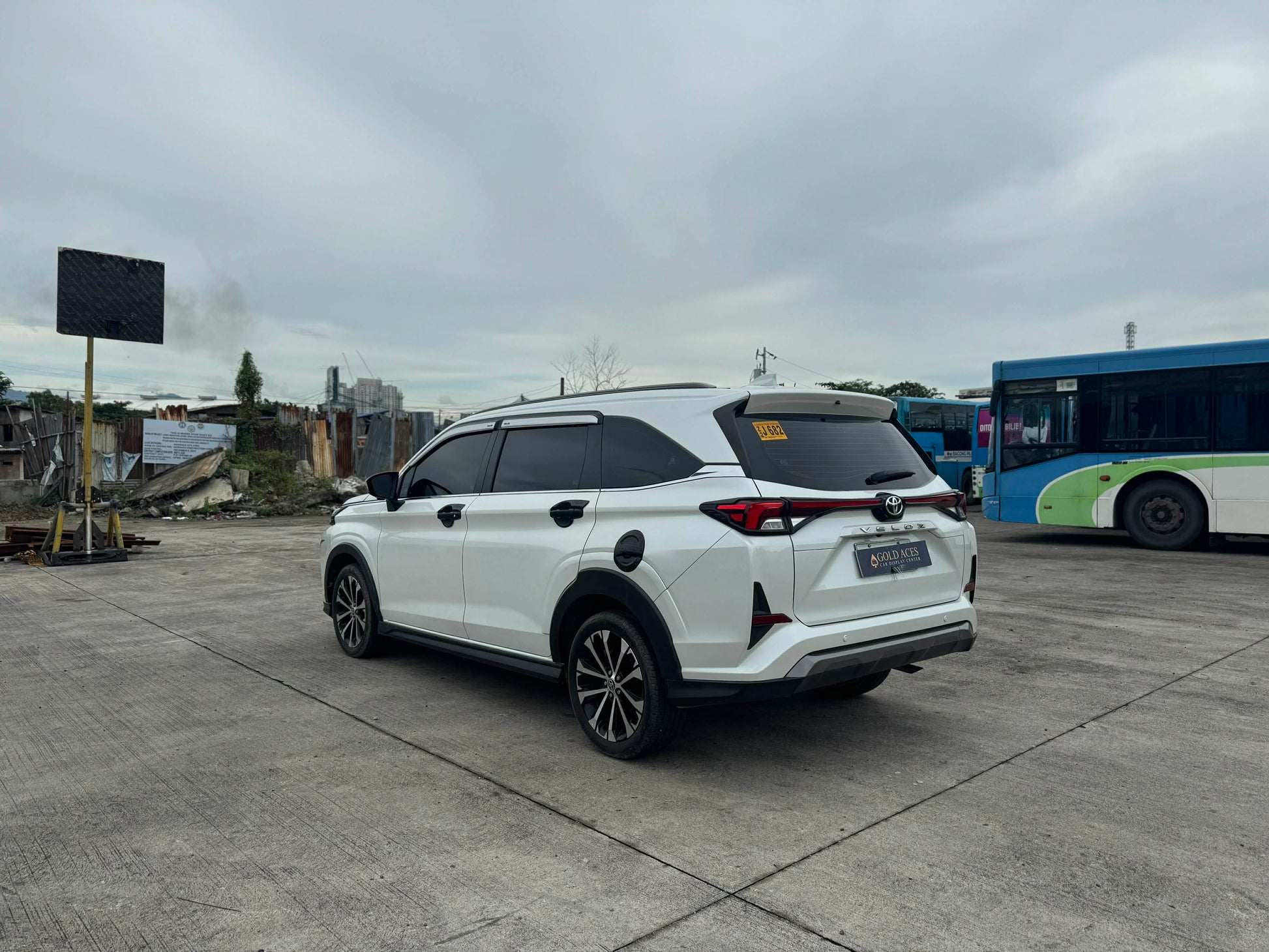 2023 TOYOTA VELOZ 1.5L V AUTOMATIC TRANSMISSION (16T KMS ONLY!) Gold Aces Car Display Center