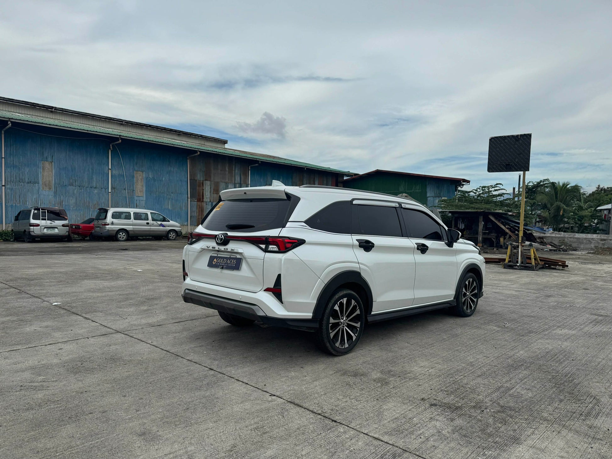 2023 TOYOTA VELOZ 1.5L V AUTOMATIC TRANSMISSION (16T KMS ONLY!) Gold Aces Car Display Center