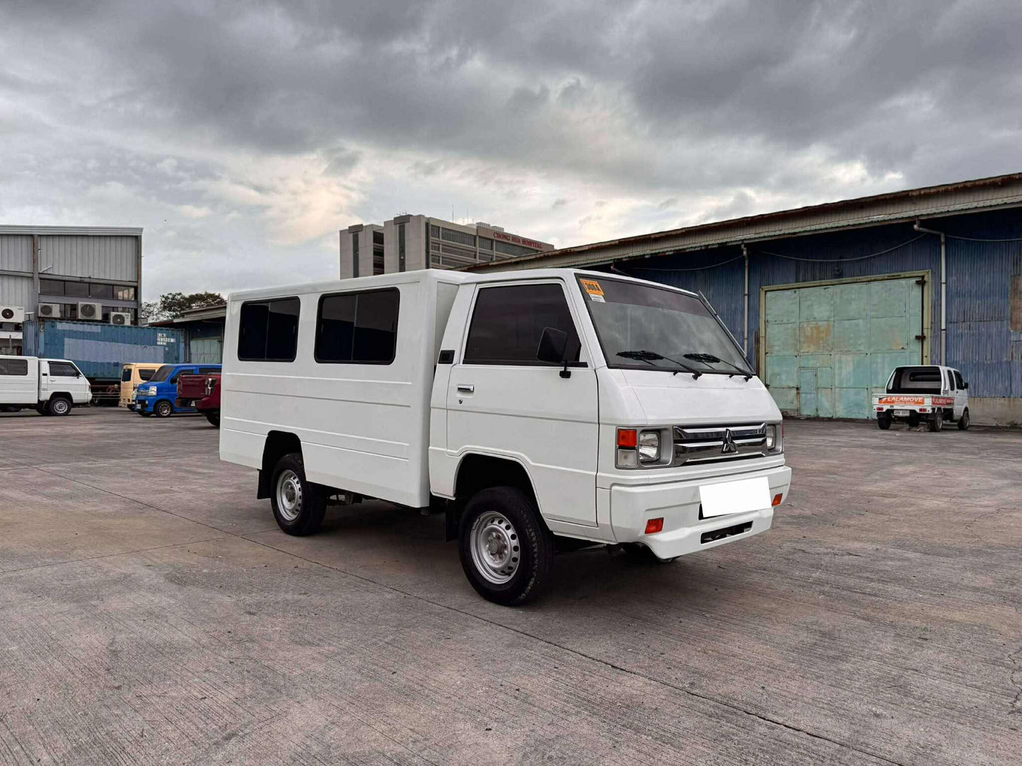 2023 MITSUBISHI L300 2.2L DSL MANUAL TRANSMISSION Gold Aces Car Display Center