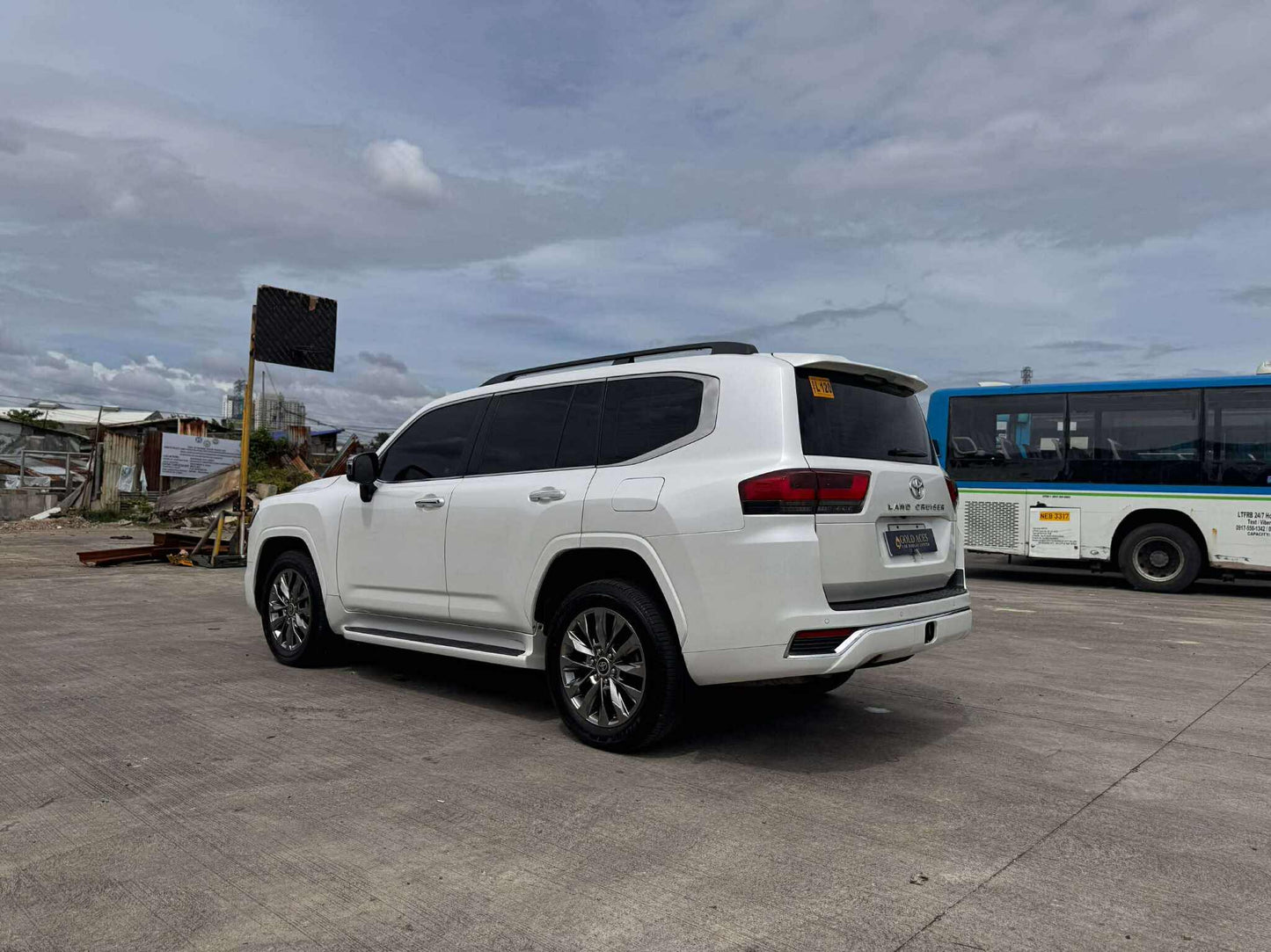 2022 TOYOTA LC300 3.3L 4X4 AUTOMATIC TRANSMISSION Gold Aces Car Display Center