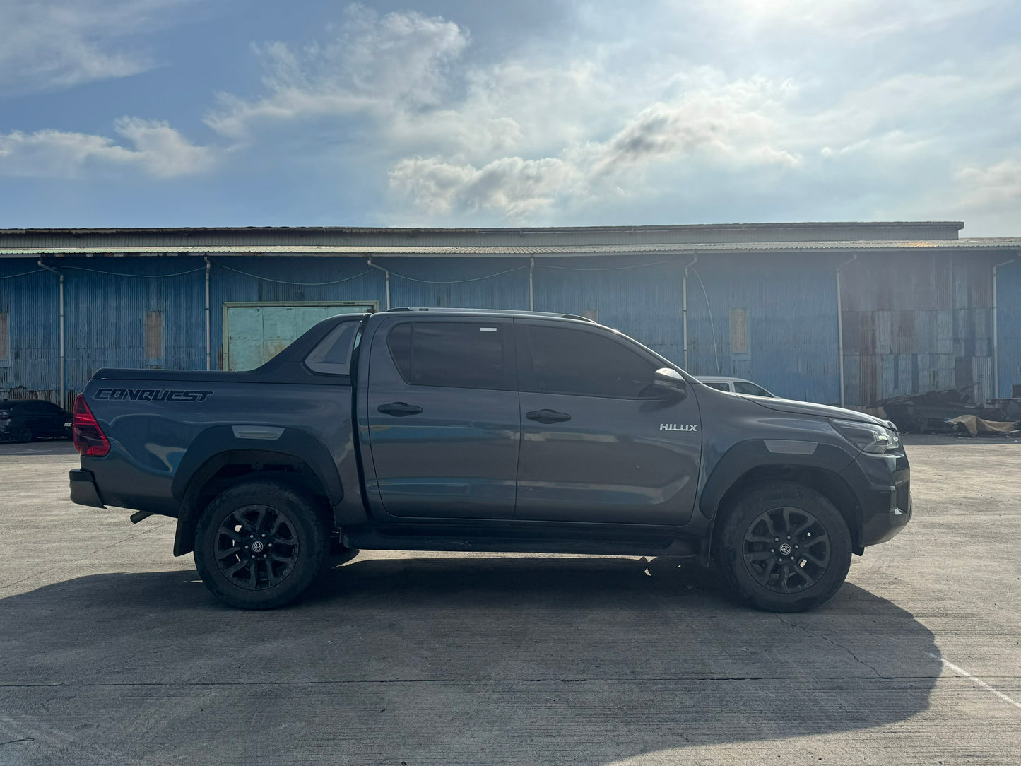 2023 TOYOTA HILUX 2.4L 4X2 CONQUEST AUTOMATIC TRANSMISSION Gold Aces Car Display Center