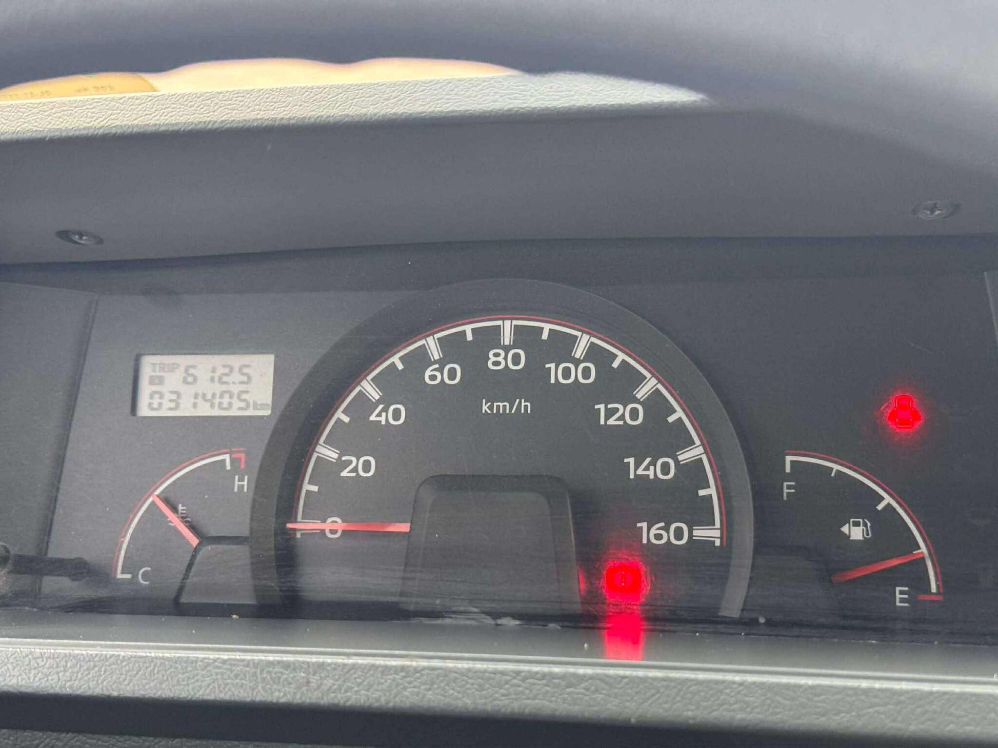 2023 MITSUBISHI L300 2.2L DSL MANUAL TRANSMISSION Gold Aces Car Display Center