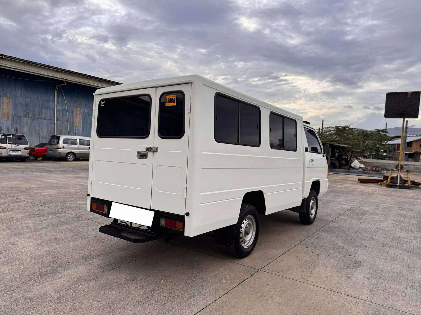 2023 MITSUBISHI L300 2.2L DSL MANUAL TRANSMISSION Gold Aces Car Display Center