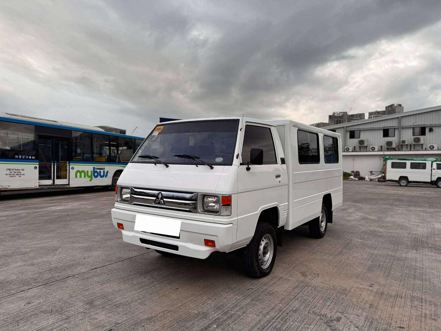 2023 MITSUBISHI L300 2.2L DSL MANUAL TRANSMISSION Gold Aces Car Display Center