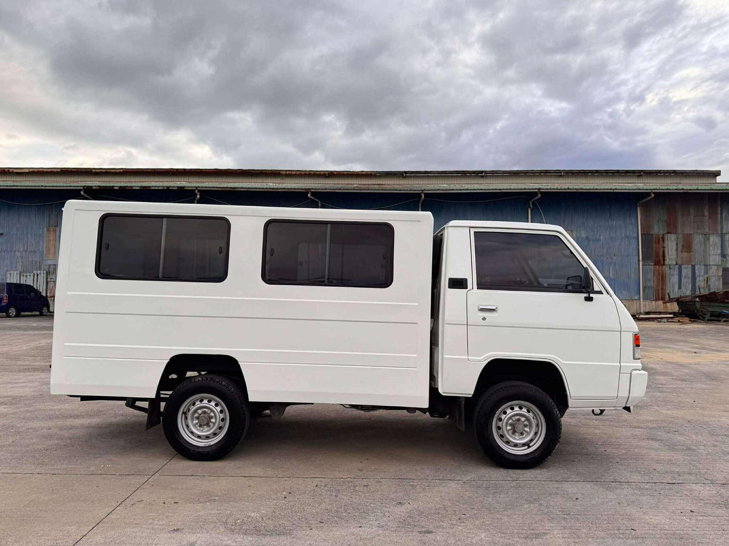 2023 MITSUBISHI L300 2.2L DSL MANUAL TRANSMISSION Gold Aces Car Display Center