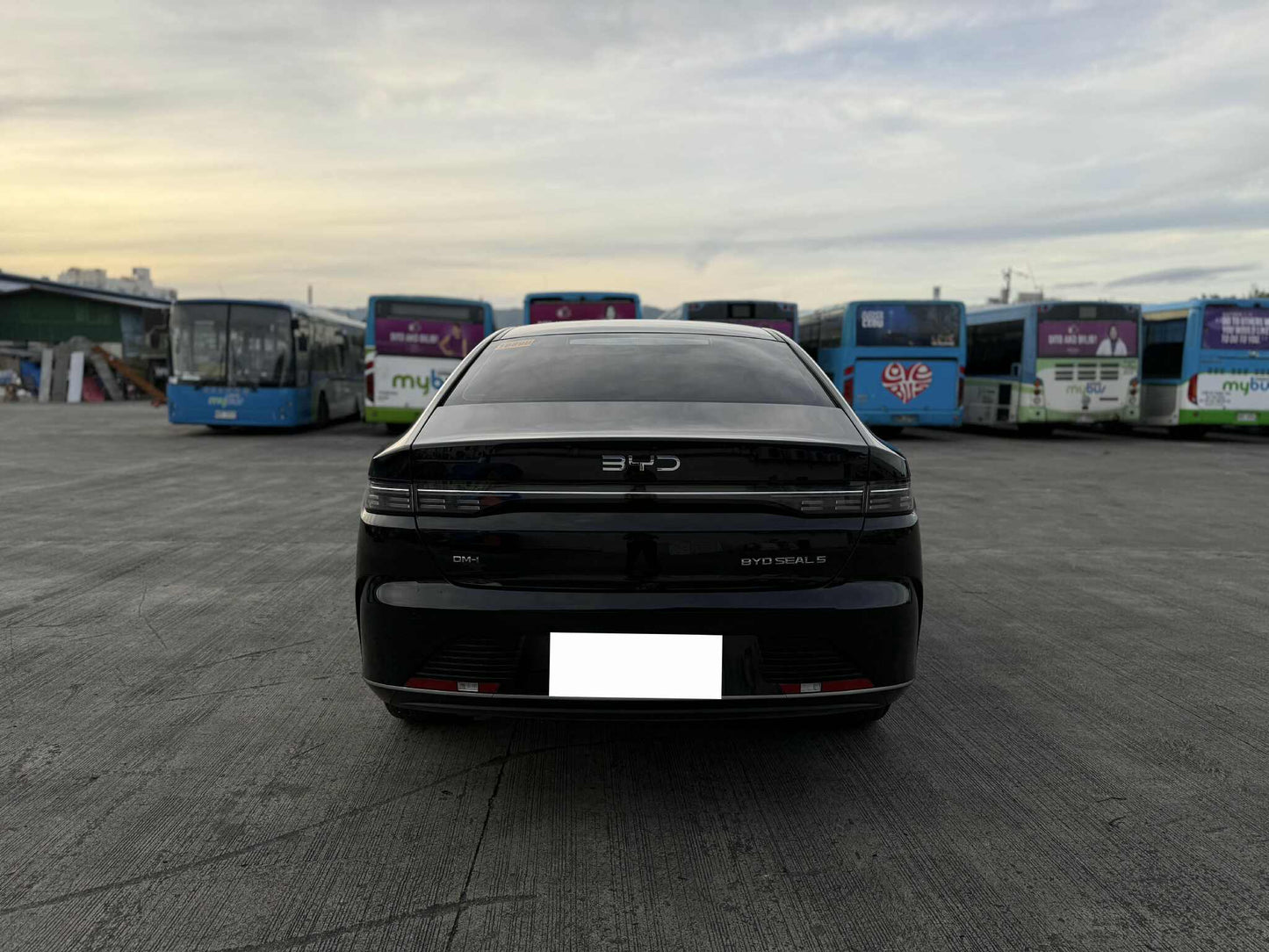2025 BYD SEAL 5 DMI PREMIUM 1.5L AUTOMATIC TRANSMISSION Gold Aces Car Display Center