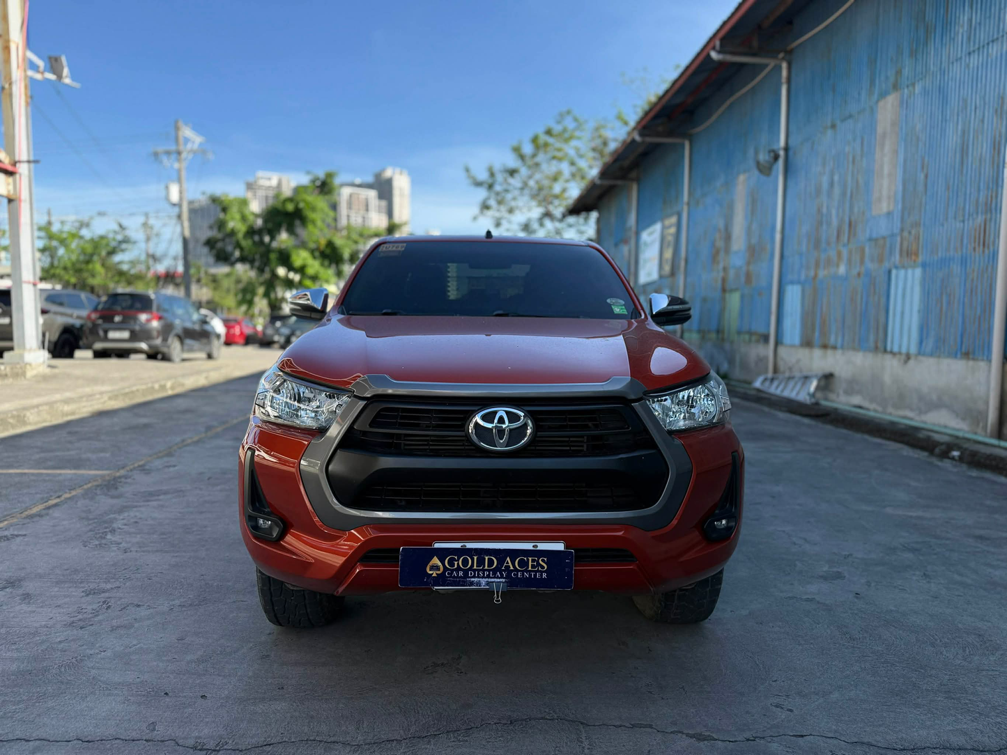 2022 TOYOTA HILUX 2.4L G 4X2 AUTOMATIC TRANSMISSION Gold Aces Car Display Center