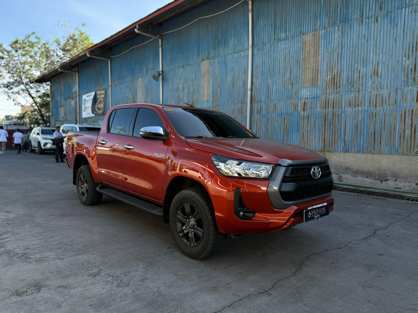 2022 TOYOTA HILUX 2.4L G 4X2 AUTOMATIC TRANSMISSION Gold Aces Car Display Center