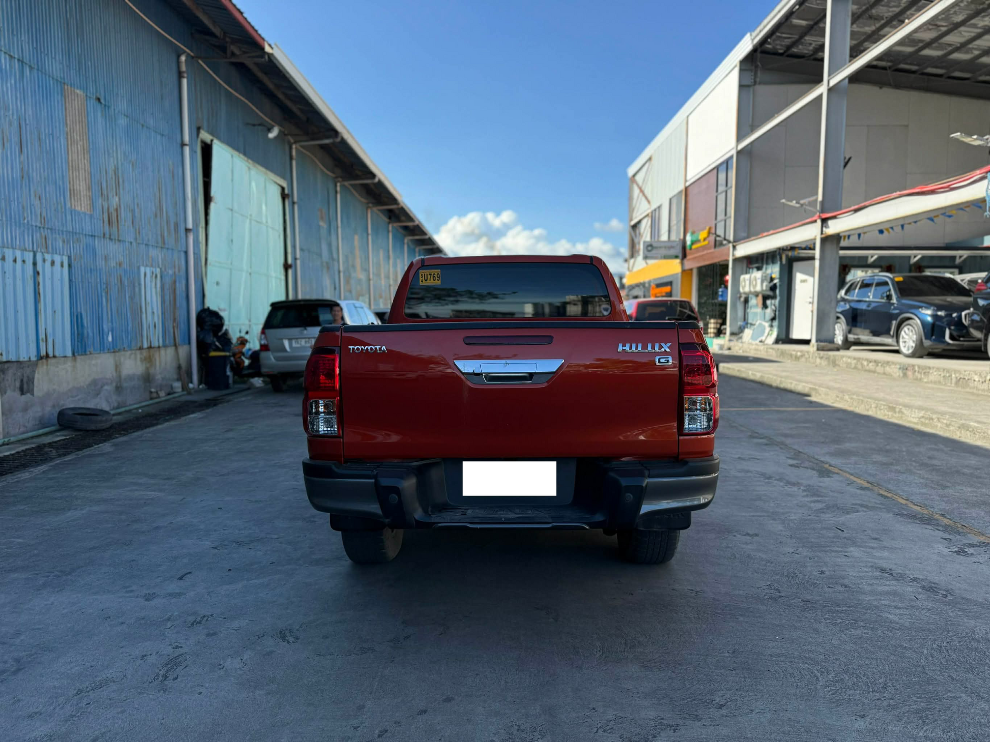 2022 TOYOTA HILUX 2.4L G 4X2 AUTOMATIC TRANSMISSION Gold Aces Car Display Center