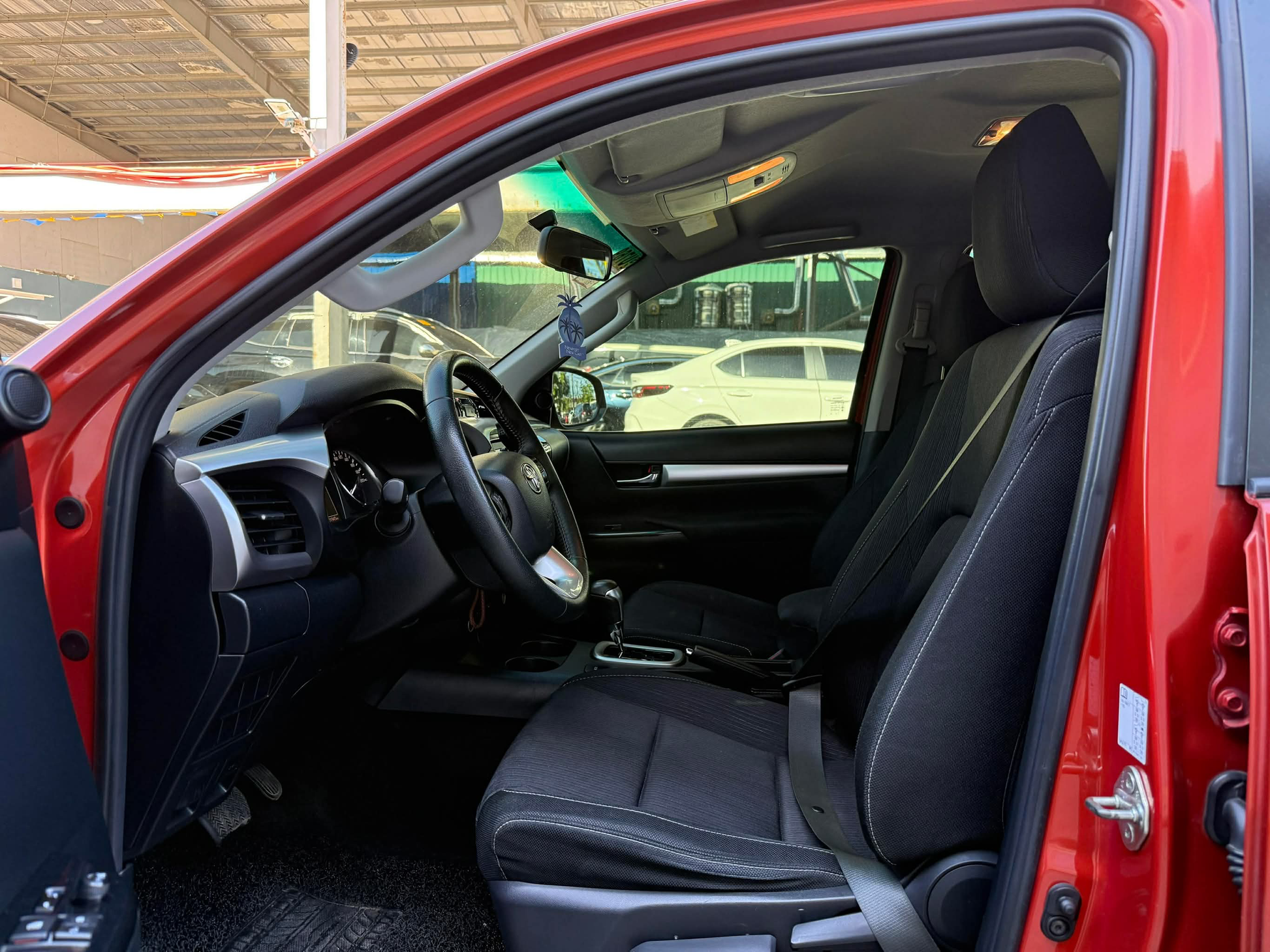 2022 TOYOTA HILUX 2.4L G 4X2 AUTOMATIC TRANSMISSION Gold Aces Car Display Center