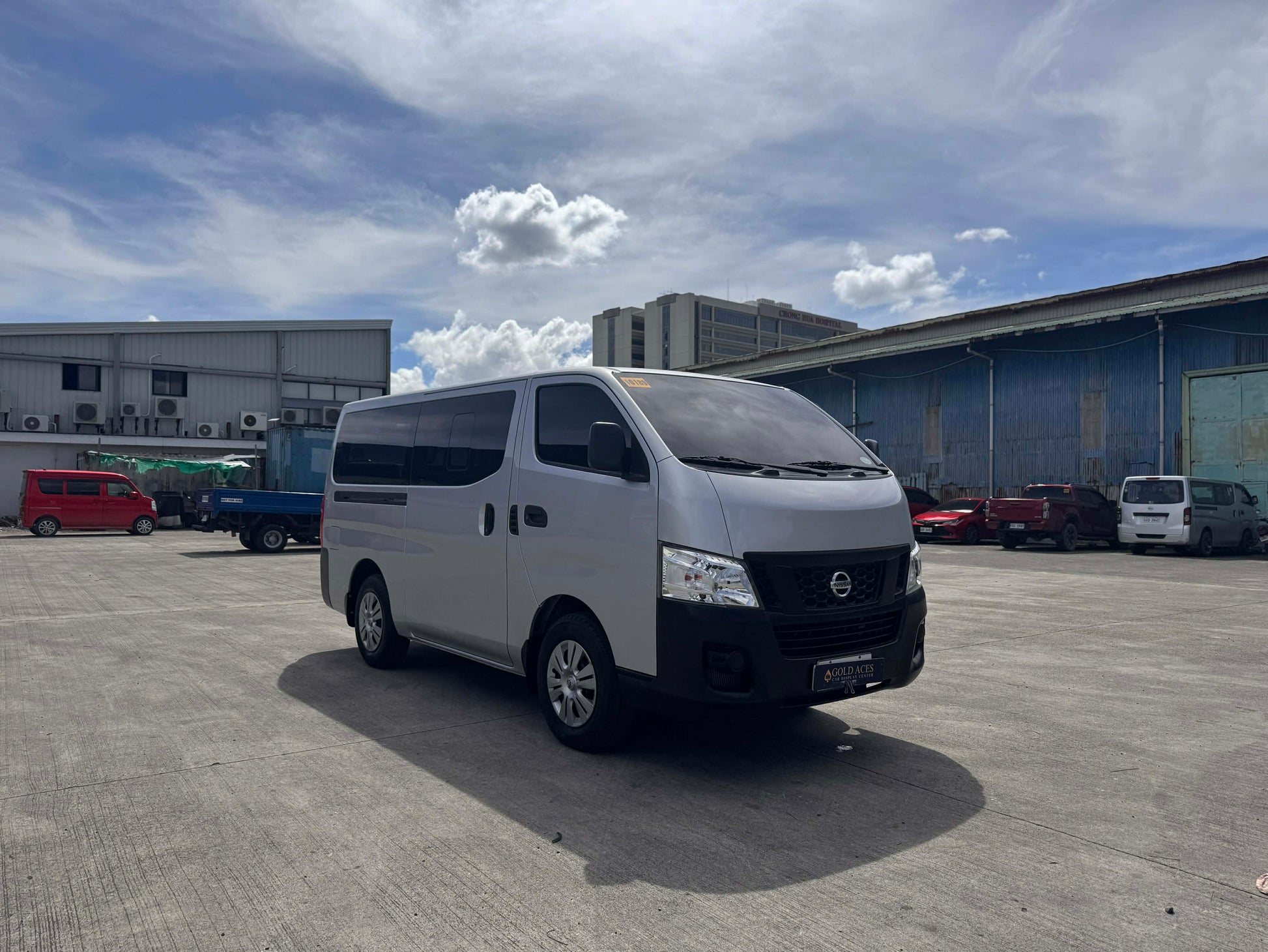 2017 NISSAN NV350 URVAN 2.5L MANUAL TRANSMISSION Gold Aces Car Display Center