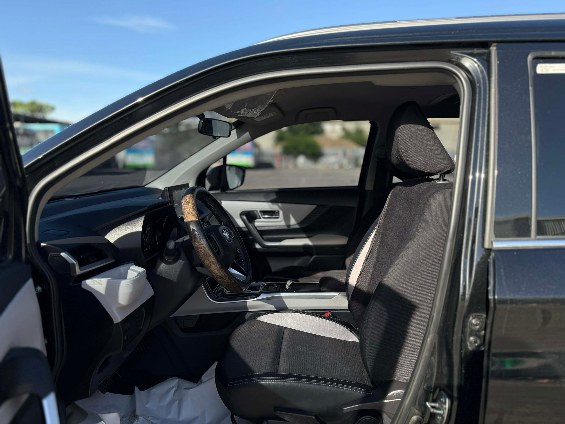 2025 TOYOTA VELOZ 1.5L E AUTOMATIC TRANSMISSION (9T KMS ONLY!) Gold Aces Car Display Center