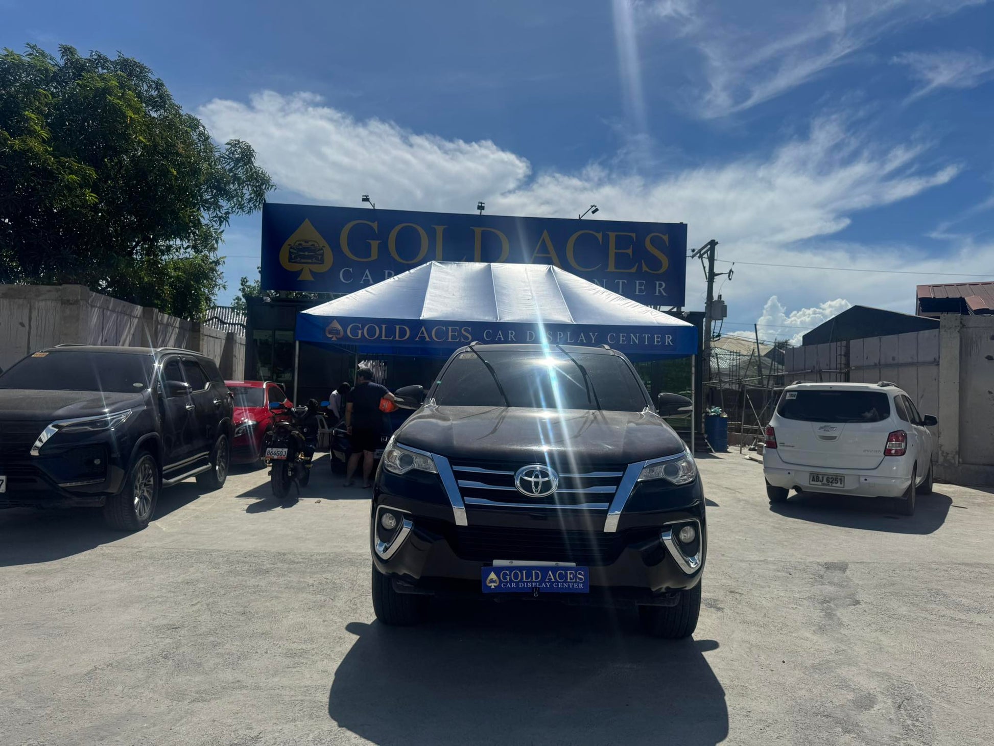 2017 TOYOTA FORTUNER 2.4L G 4X2 AUTOMATIC TRANSMISSION Gold Aces Car Display Center