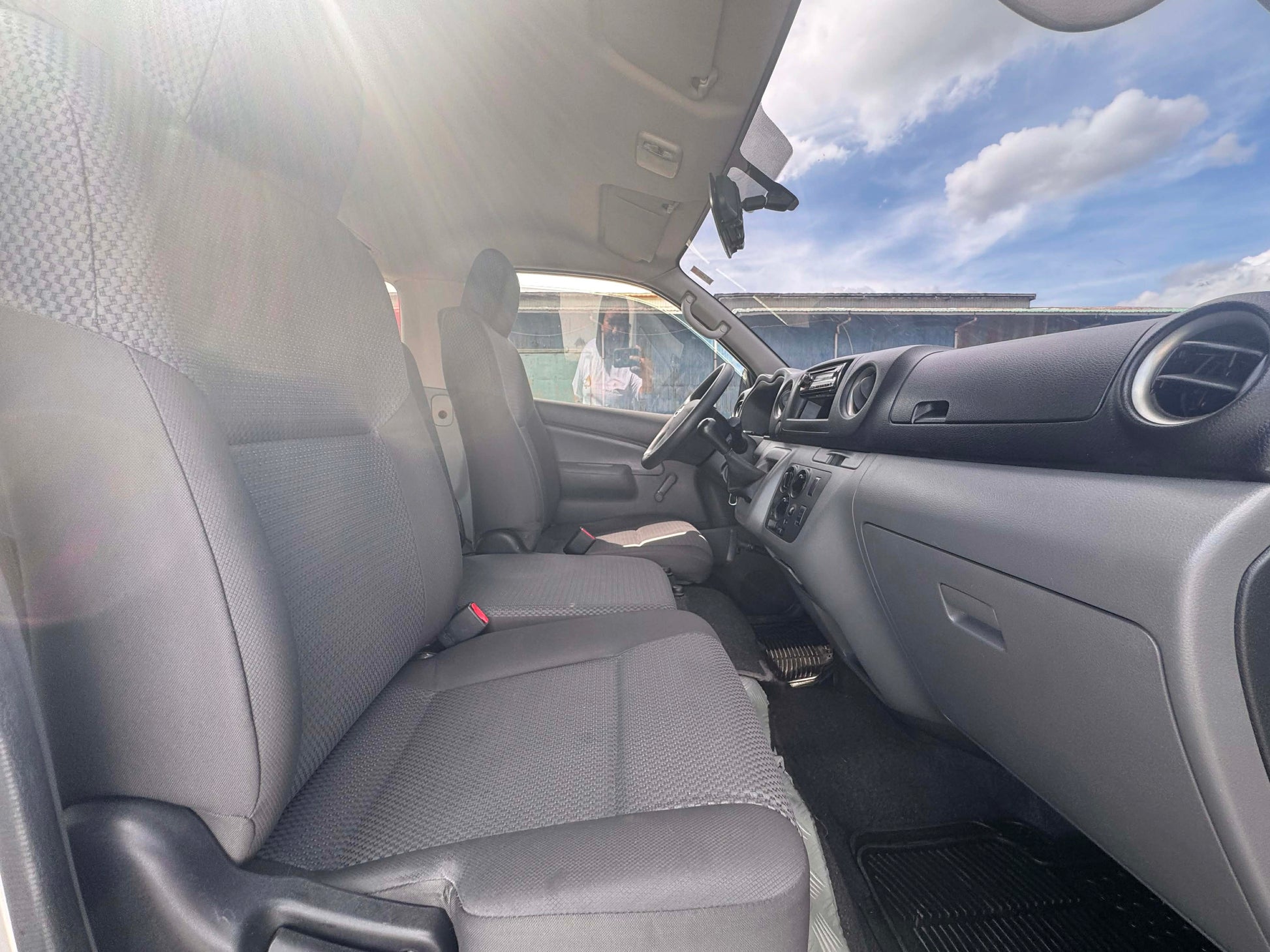 2017 NISSAN NV350 URVAN 2.5L MANUAL TRANSMISSION Gold Aces Car Display Center