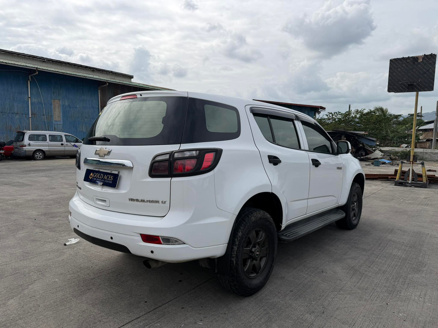 2014 CHEVROLET TRAILBLAZER 2.8L 4X2 AUTOMATIC TRANSMISSION Gold Aces Car Display Center