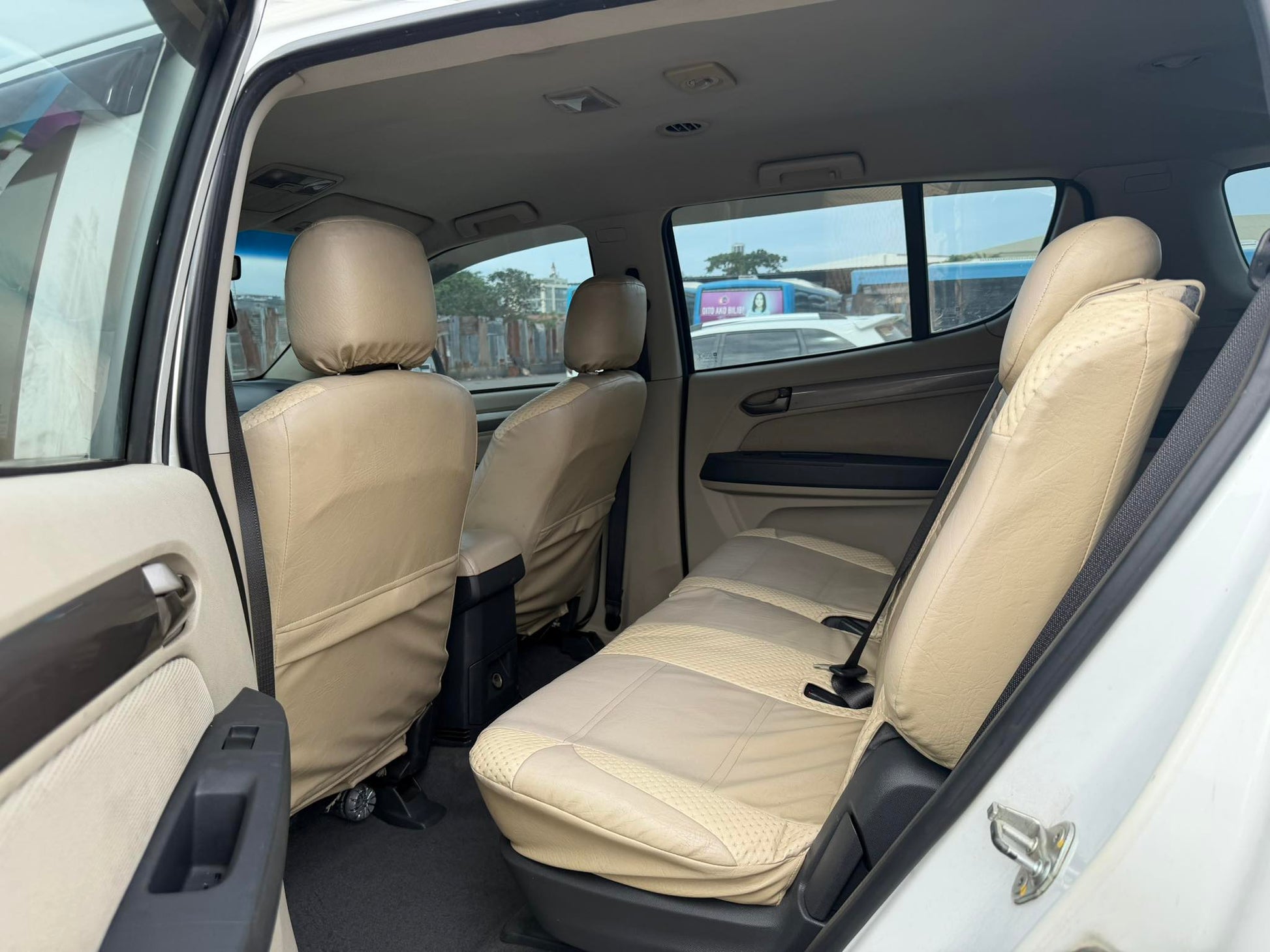 2014 CHEVROLET TRAILBLAZER 2.8L 4X2 AUTOMATIC TRANSMISSION Gold Aces Car Display Center