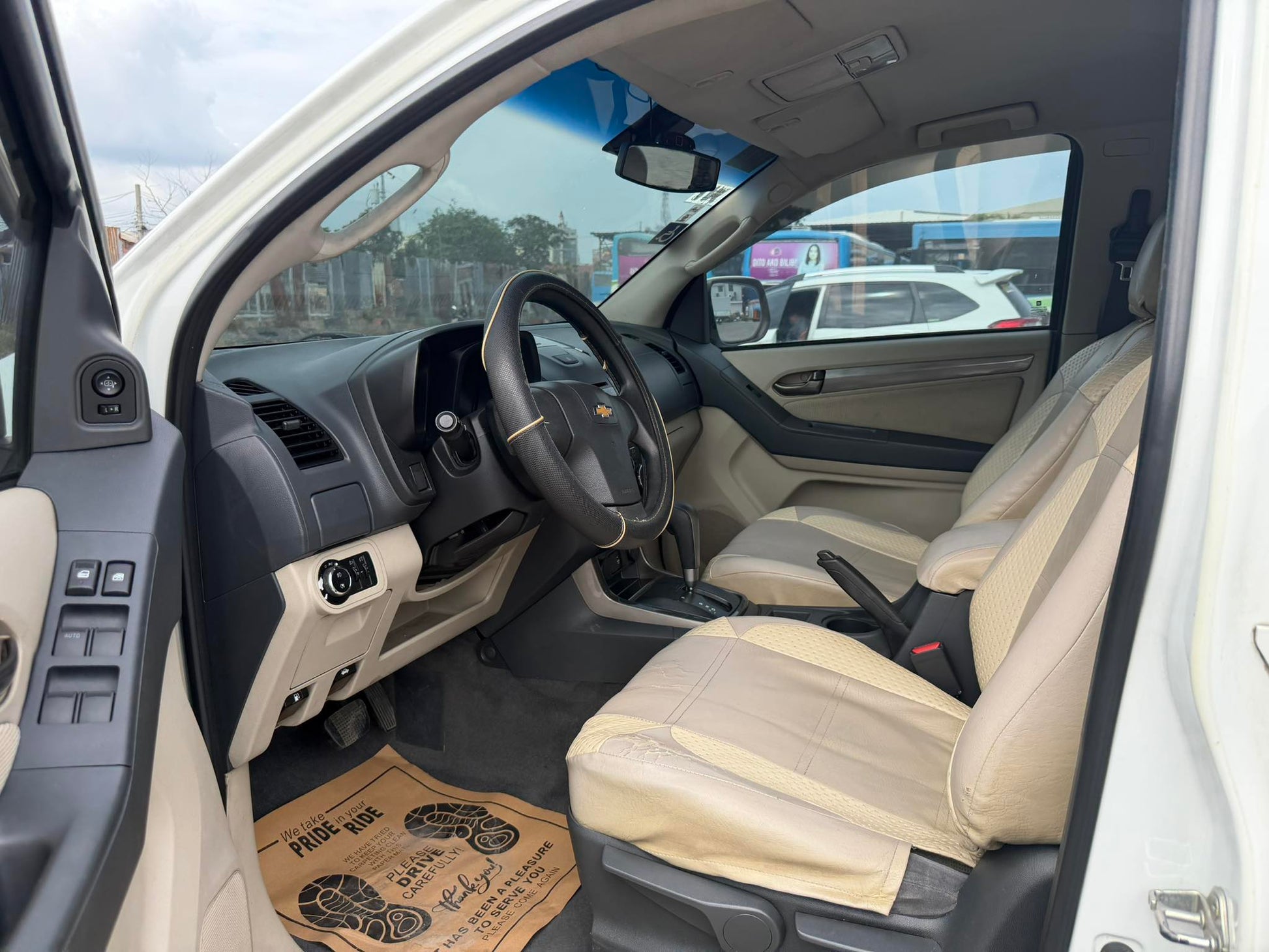 2014 CHEVROLET TRAILBLAZER 2.8L 4X2 AUTOMATIC TRANSMISSION Gold Aces Car Display Center