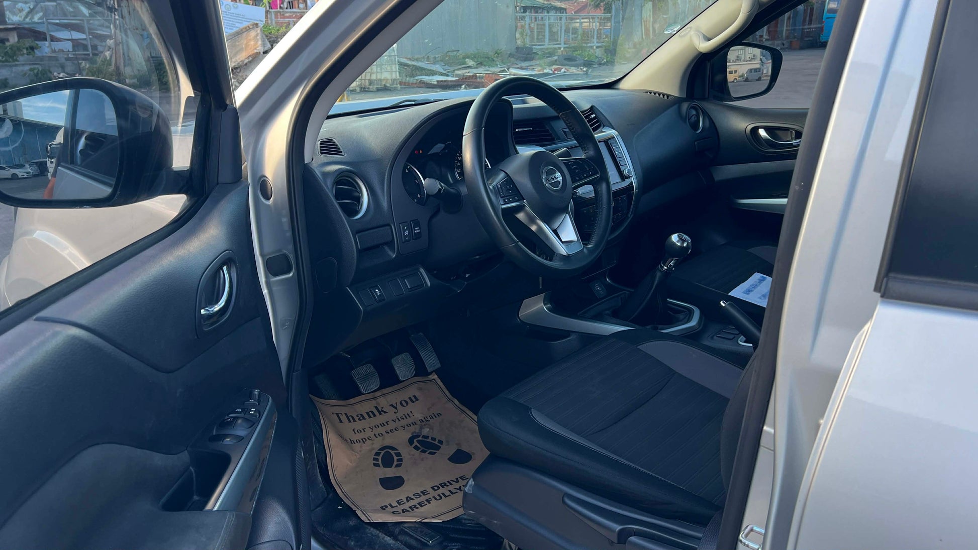 2024 NISSAN NAVARA 2.5L 4X2 VE MANUAL TRANSMISSION Gold Aces Car Display Center