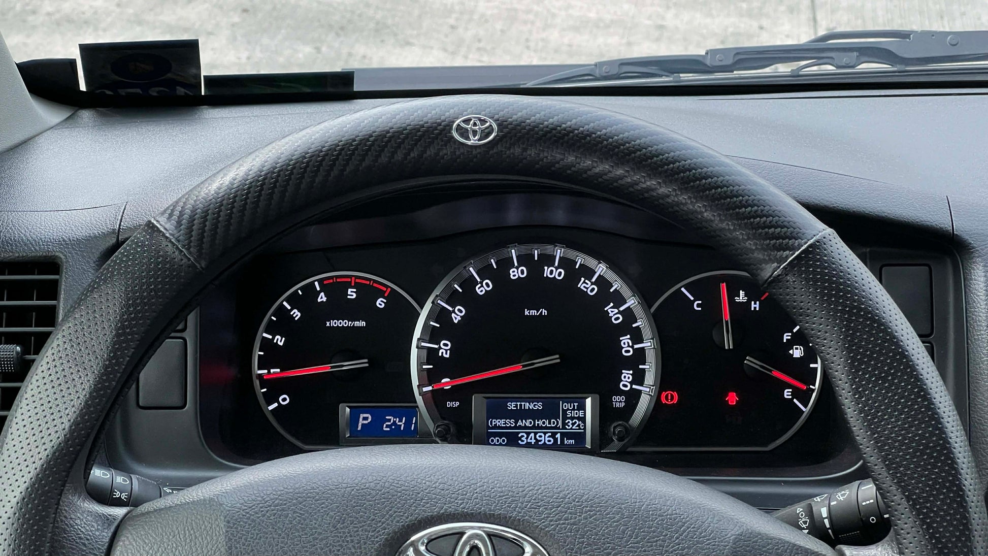 2016 TOYOTA HIACE SUPER GRANDIA 2.8L DSL AUTOMATIC TRANSMISSION Gold Aces Car Display Center