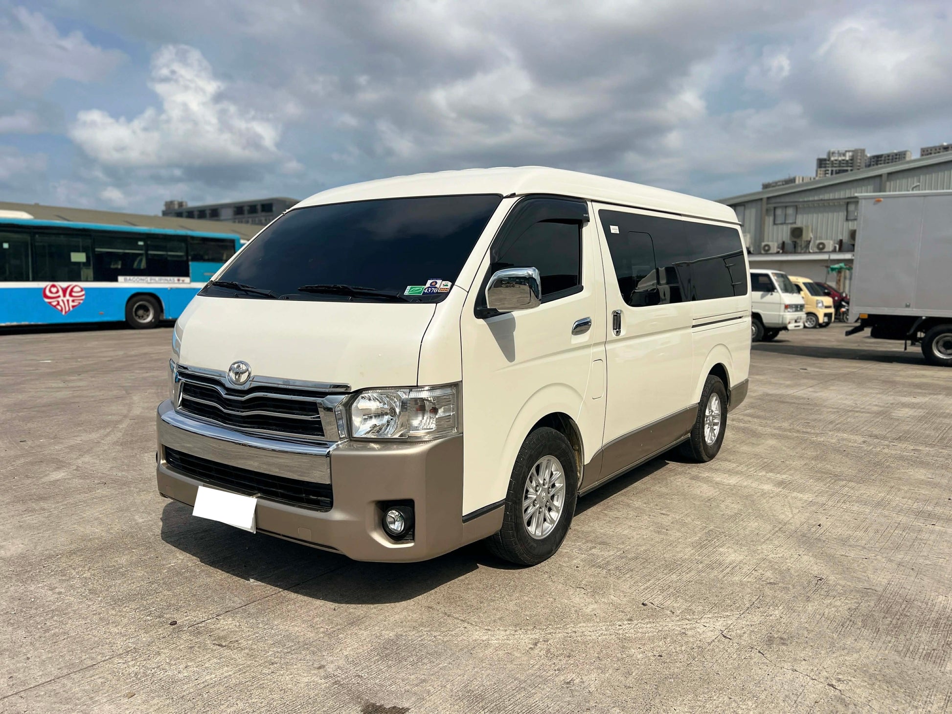 2016 TOYOTA HIACE SUPER GRANDIA 2.8L DSL AUTOMATIC TRANSMISSION Gold Aces Car Display Center