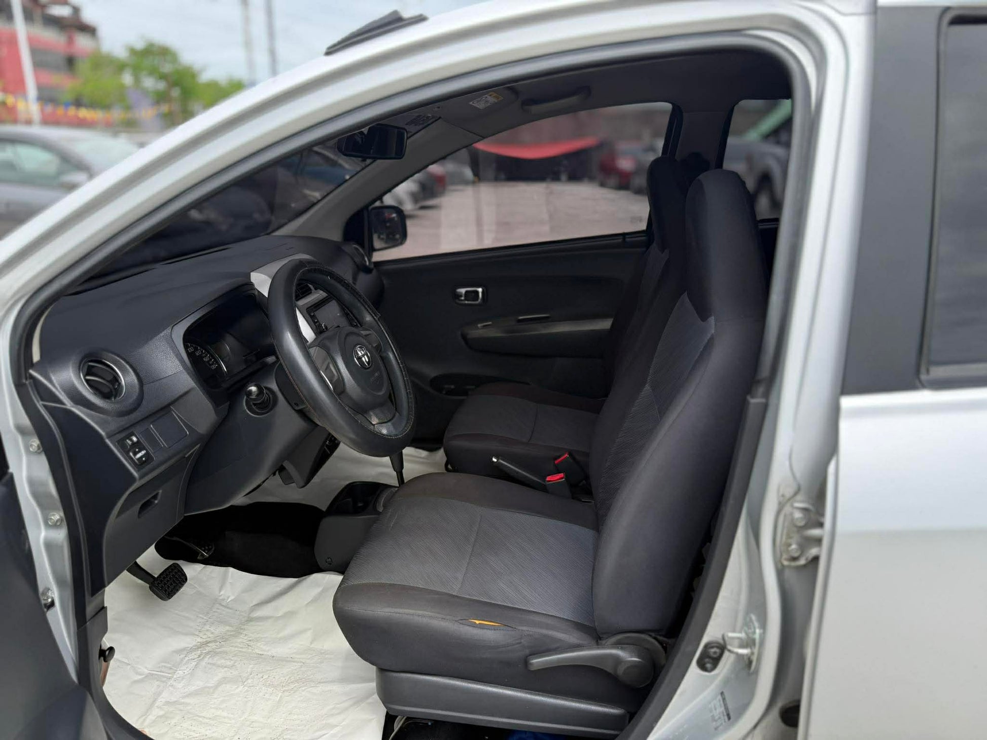 2015 TOYOTA WIGO G 1.0L AUTOMATIC TRANSMISSION Gold Aces Car Display Center