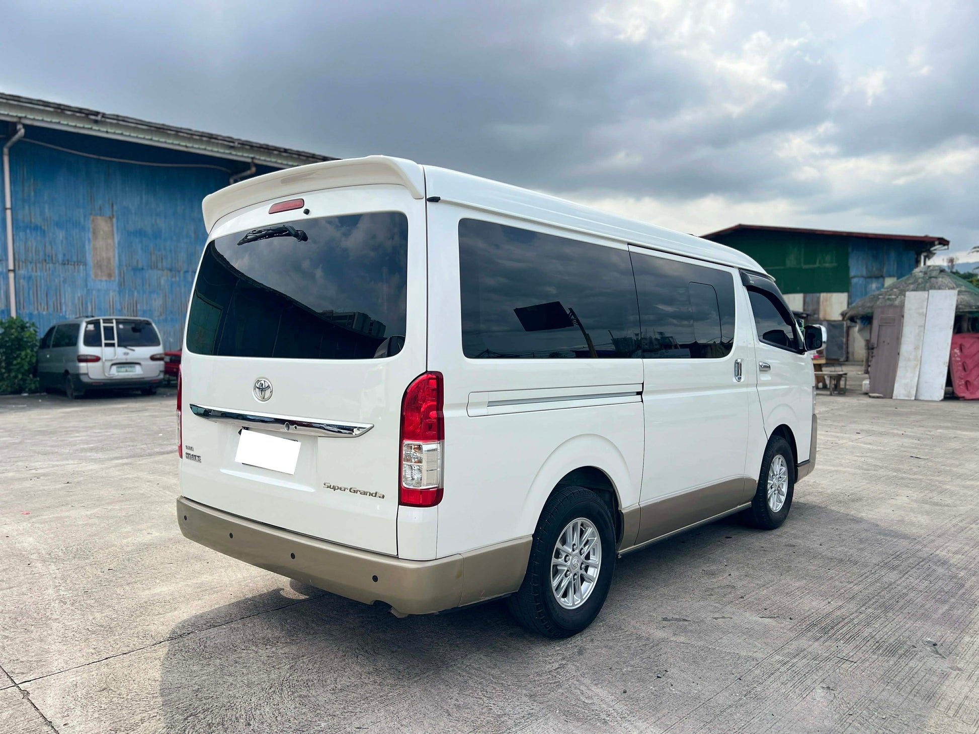 2016 TOYOTA HIACE SUPER GRANDIA 2.8L DSL AUTOMATIC TRANSMISSION Gold Aces Car Display Center