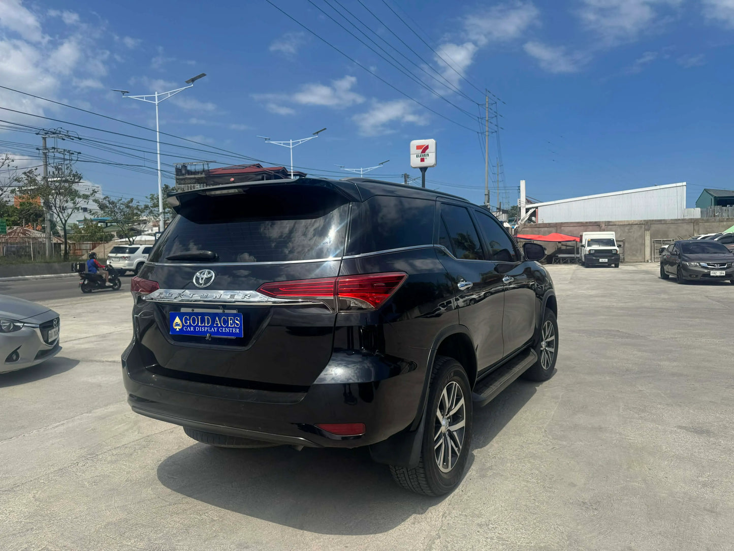 2017 TOYOTA FORTUNER 2.4L V 4X2 AUTOMATIC TRANSMISSION Gold Aces Car Display Center