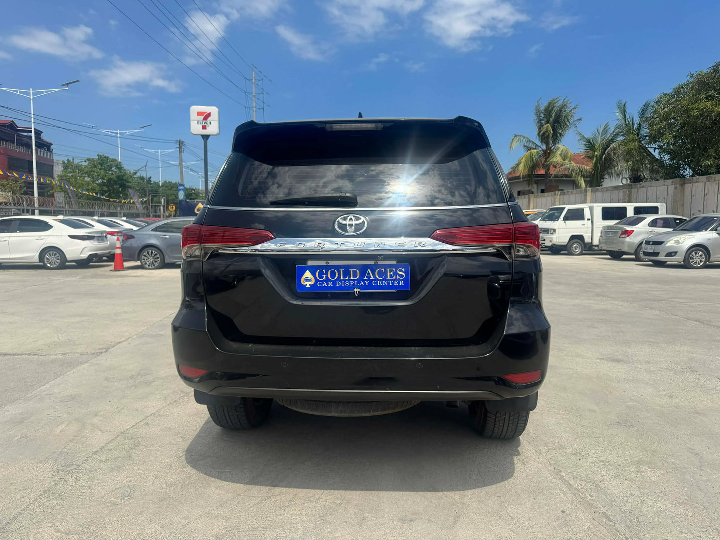 2017 TOYOTA FORTUNER 2.4L V 4X2 AUTOMATIC TRANSMISSION Gold Aces Car Display Center