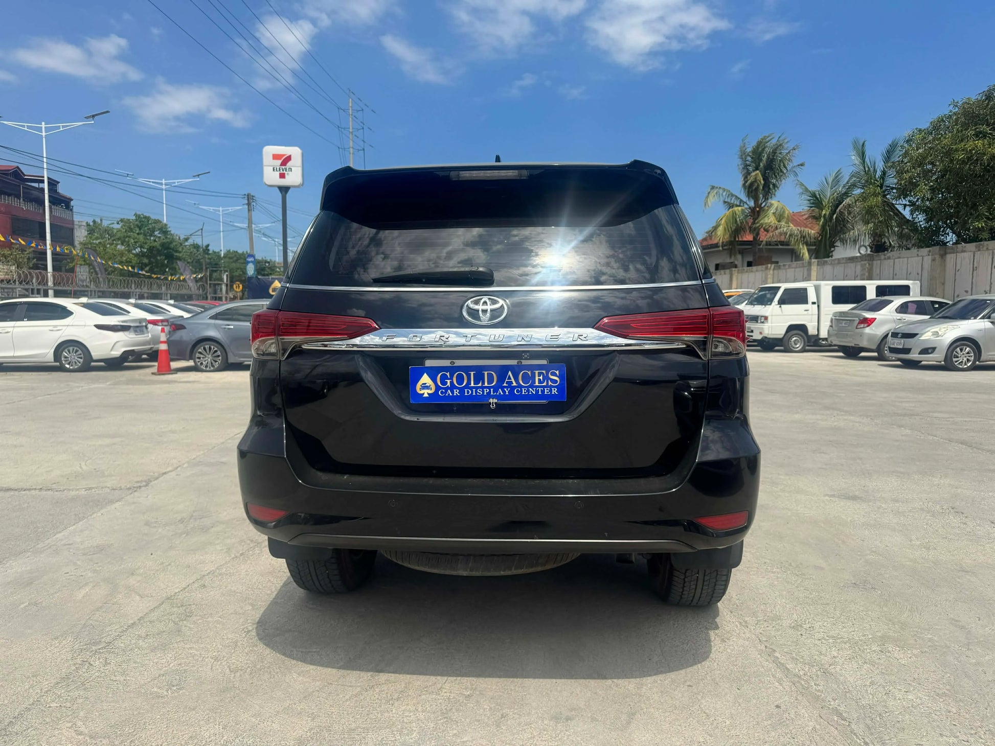 2017 TOYOTA FORTUNER 2.4L V 4X2 AUTOMATIC TRANSMISSION Gold Aces Car Display Center