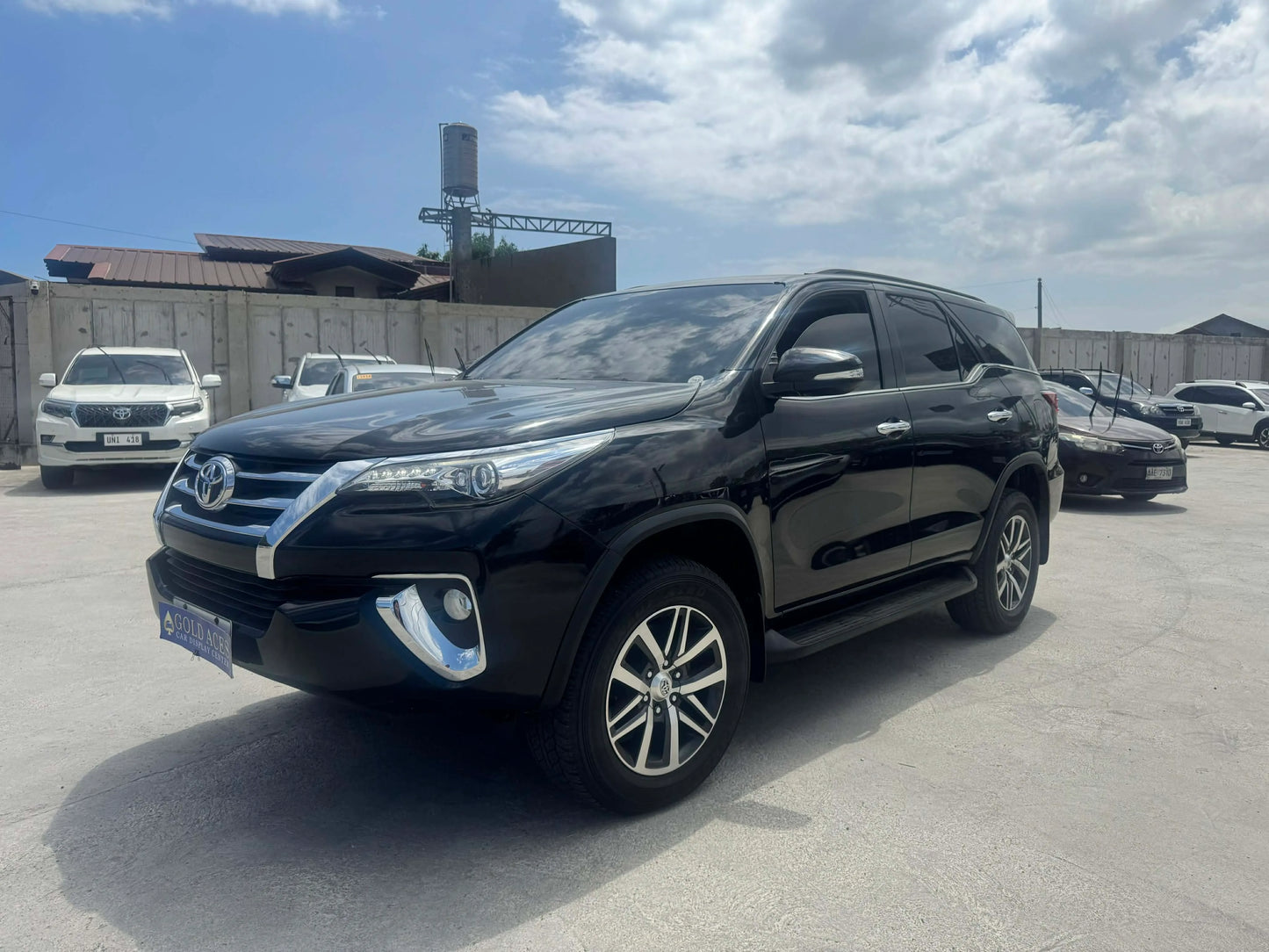 2017 TOYOTA FORTUNER 2.4L V 4X2 AUTOMATIC TRANSMISSION Gold Aces Car Display Center