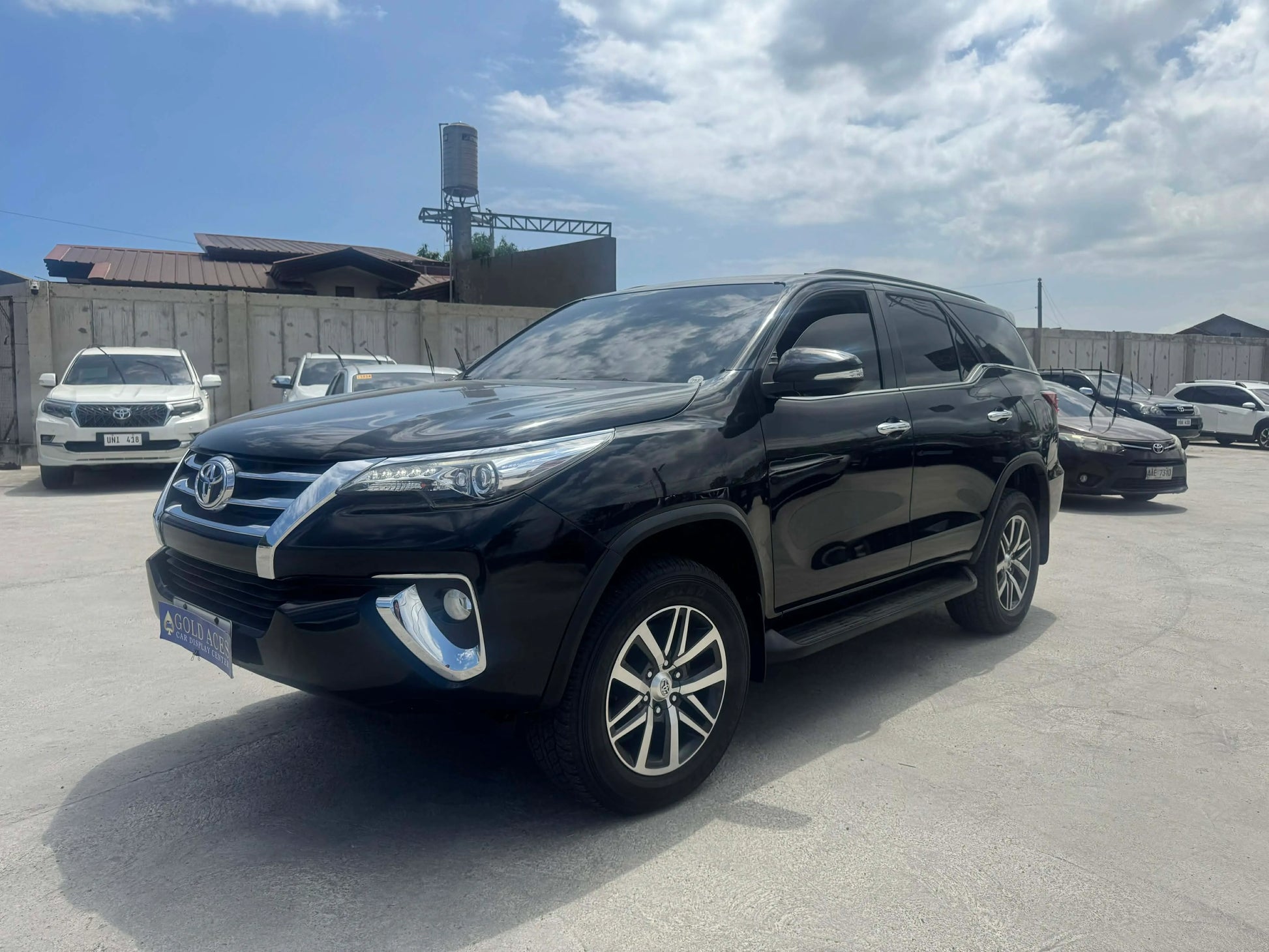 2017 TOYOTA FORTUNER 2.4L V 4X2 AUTOMATIC TRANSMISSION Gold Aces Car Display Center