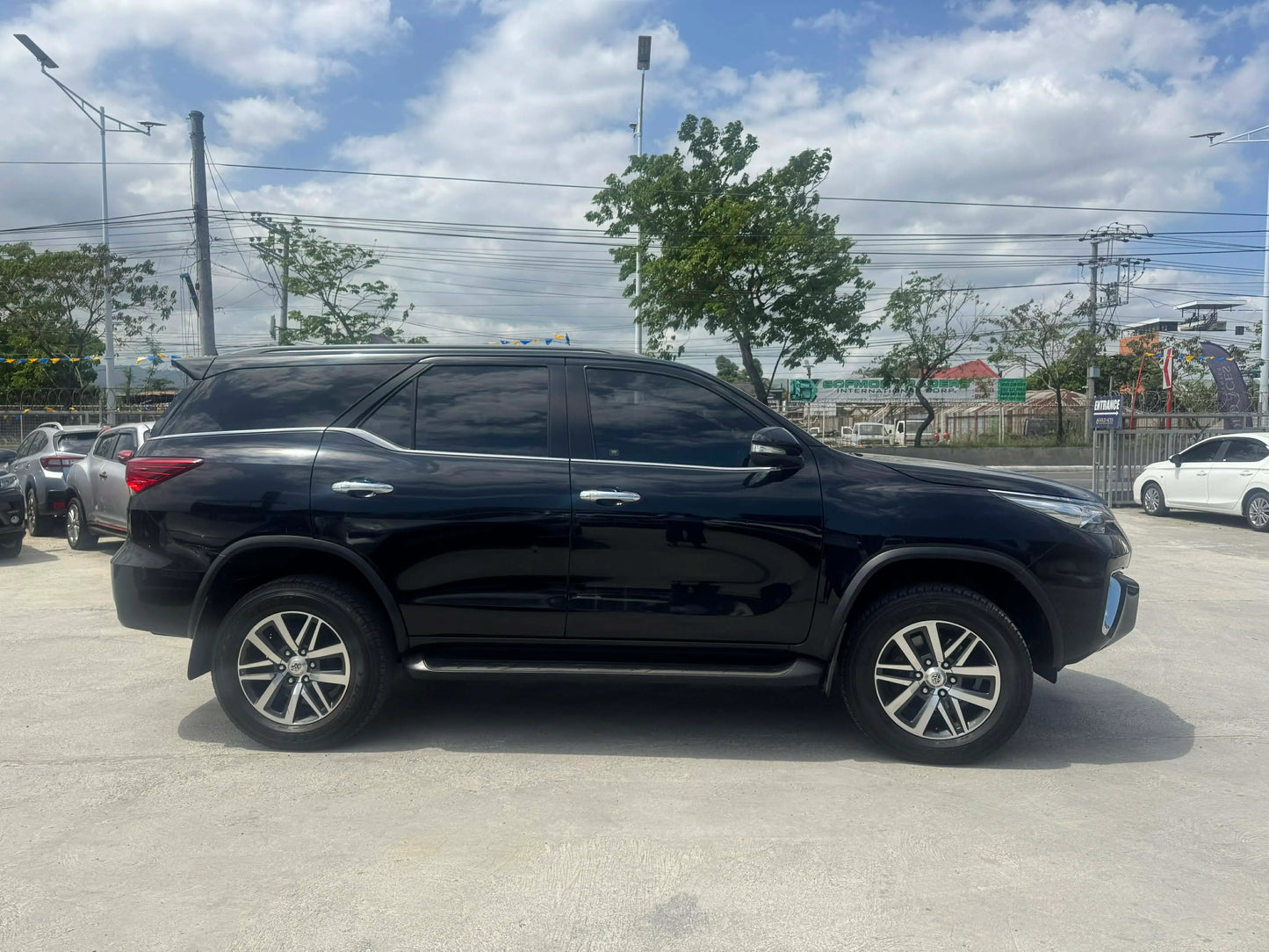 2017 TOYOTA FORTUNER 2.4L V 4X2 AUTOMATIC TRANSMISSION Gold Aces Car Display Center