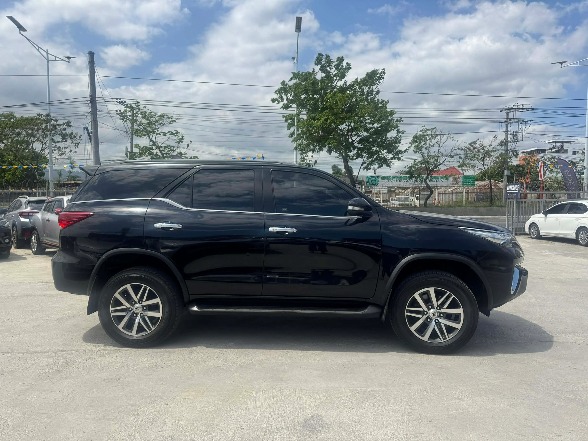 2017 TOYOTA FORTUNER 2.4L V 4X2 AUTOMATIC TRANSMISSION Gold Aces Car Display Center