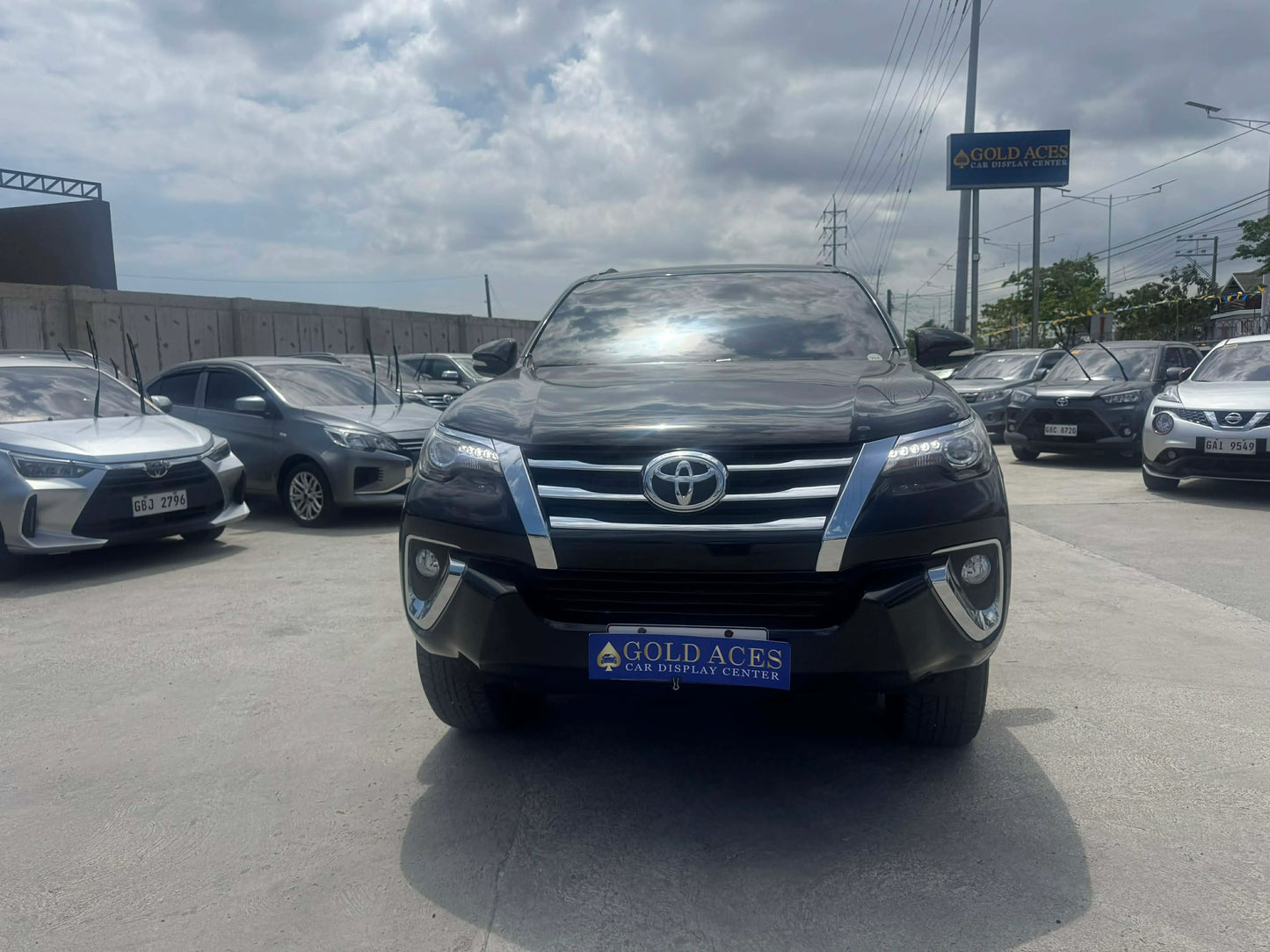 2017 TOYOTA FORTUNER 2.4L V 4X2 AUTOMATIC TRANSMISSION Gold Aces Car Display Center