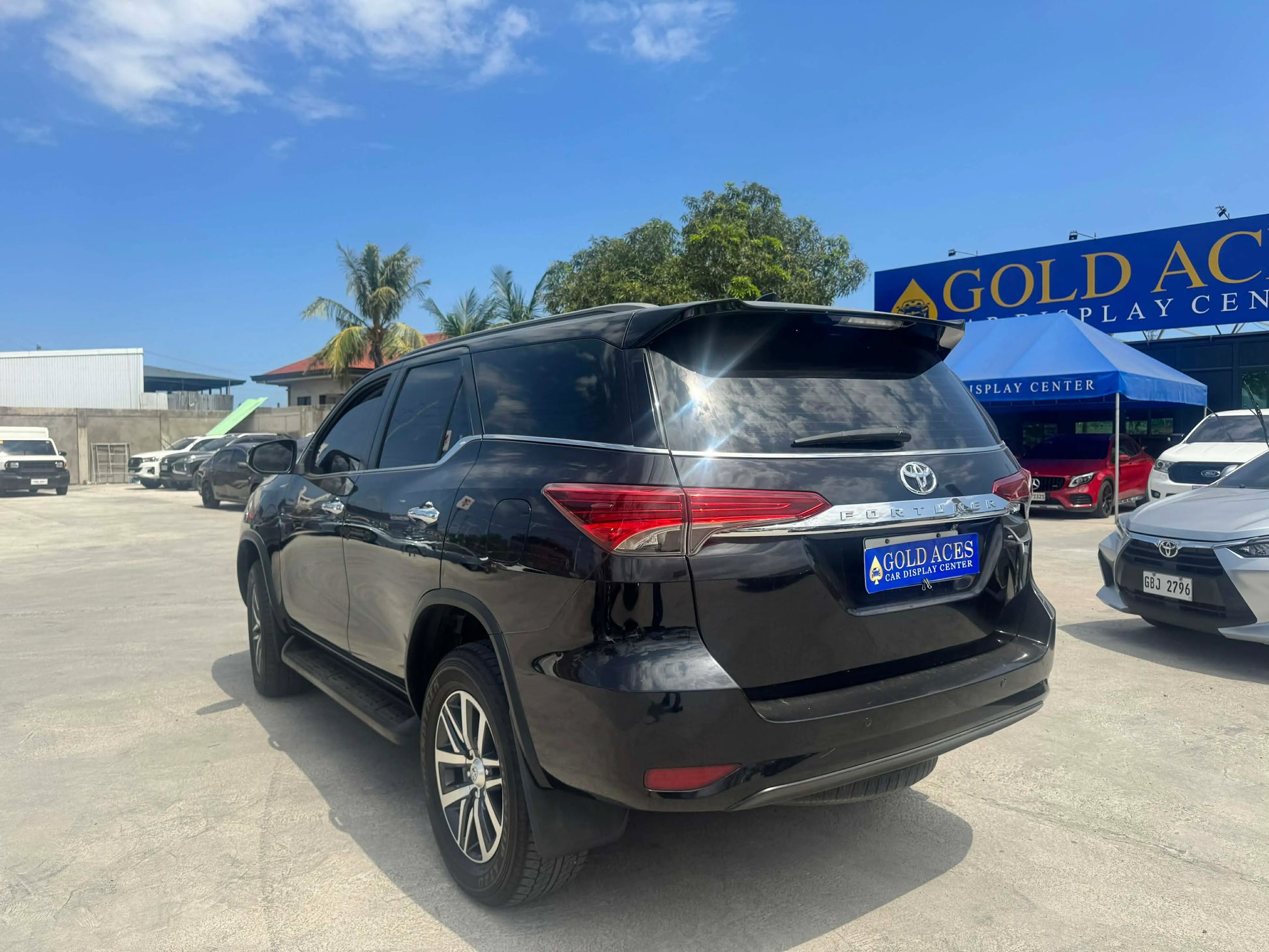 2017 TOYOTA FORTUNER 2.4L V 4X2 AUTOMATIC TRANSMISSION Gold Aces Car Display Center