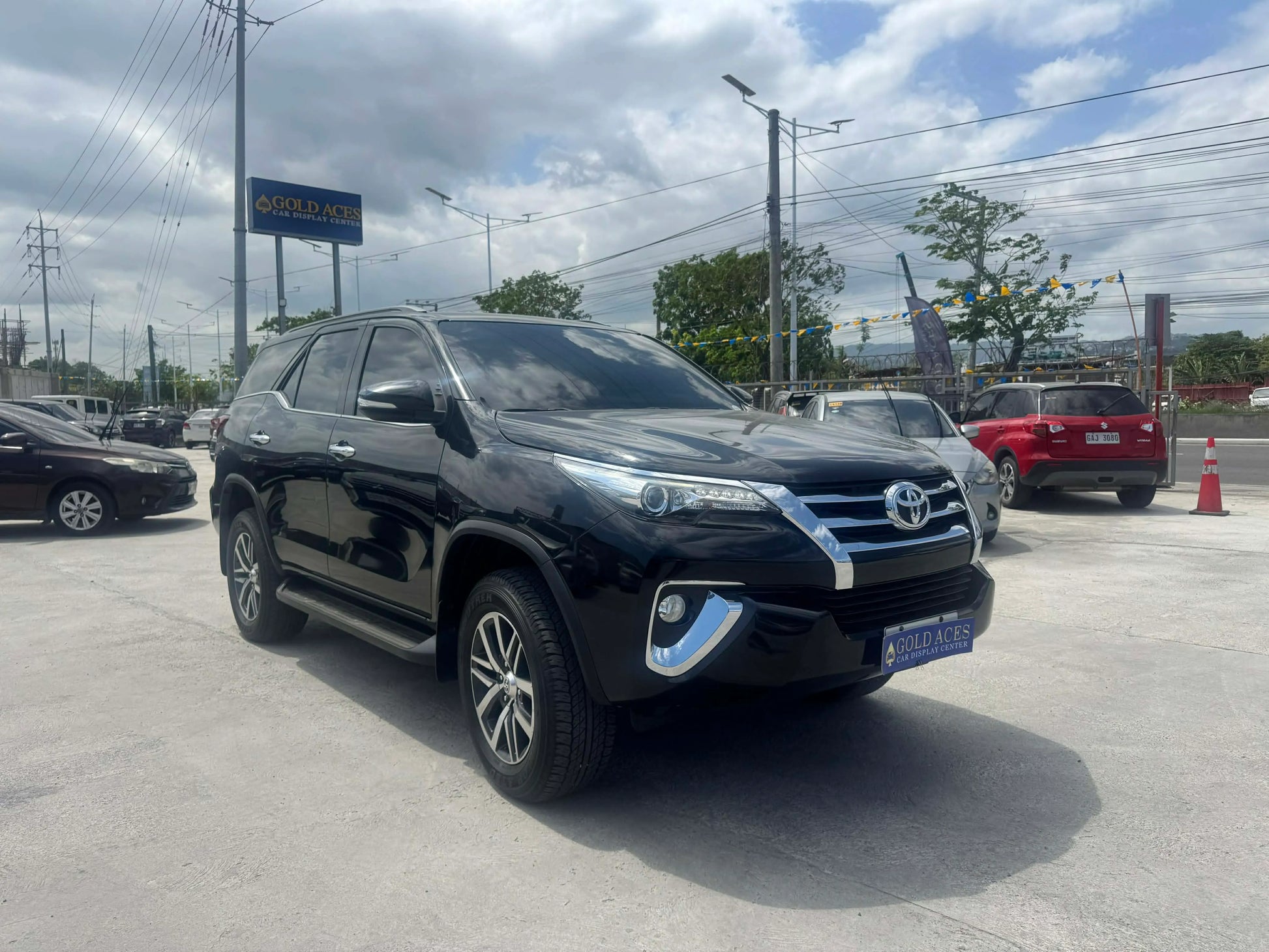 2017 TOYOTA FORTUNER 2.4L V 4X2 AUTOMATIC TRANSMISSION Gold Aces Car Display Center