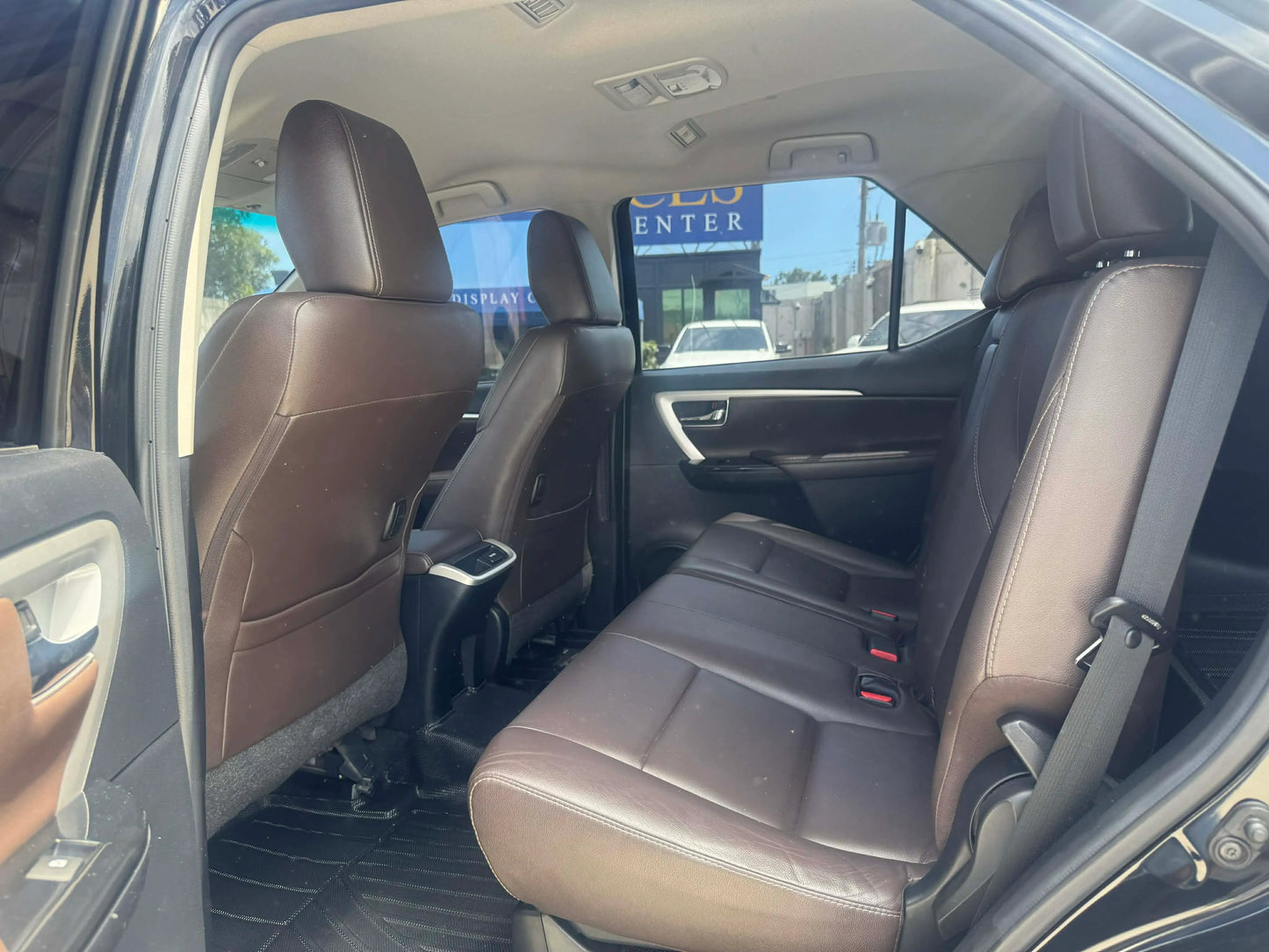 2017 TOYOTA FORTUNER 2.4L V 4X2 AUTOMATIC TRANSMISSION Gold Aces Car Display Center