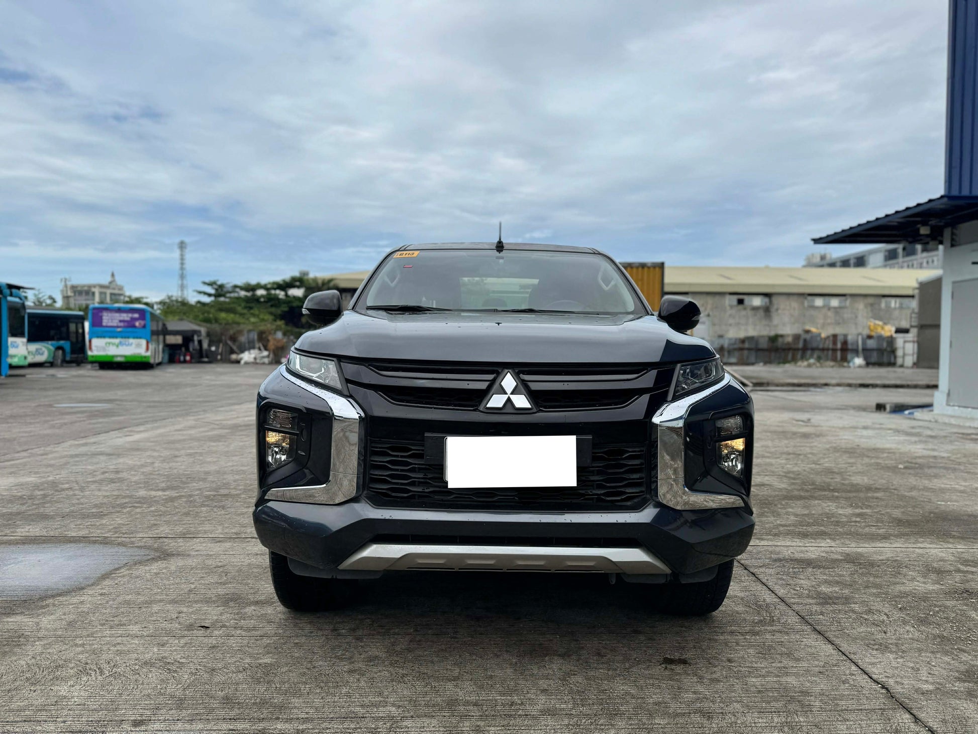 2023 MITSUBISHI STRADA 2.4L GLS 4X2 AUTOMATIC TRANSMISSION Gold Aces Car Display Center