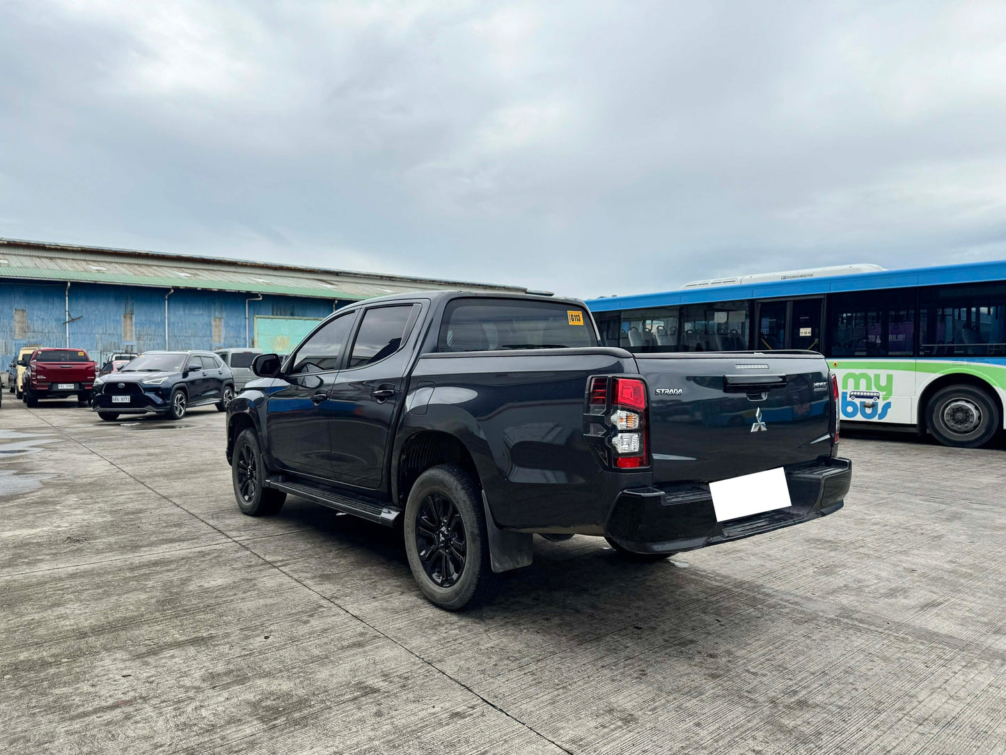 2023 MITSUBISHI STRADA 2.4L GLS 4X2 AUTOMATIC TRANSMISSION Gold Aces Car Display Center