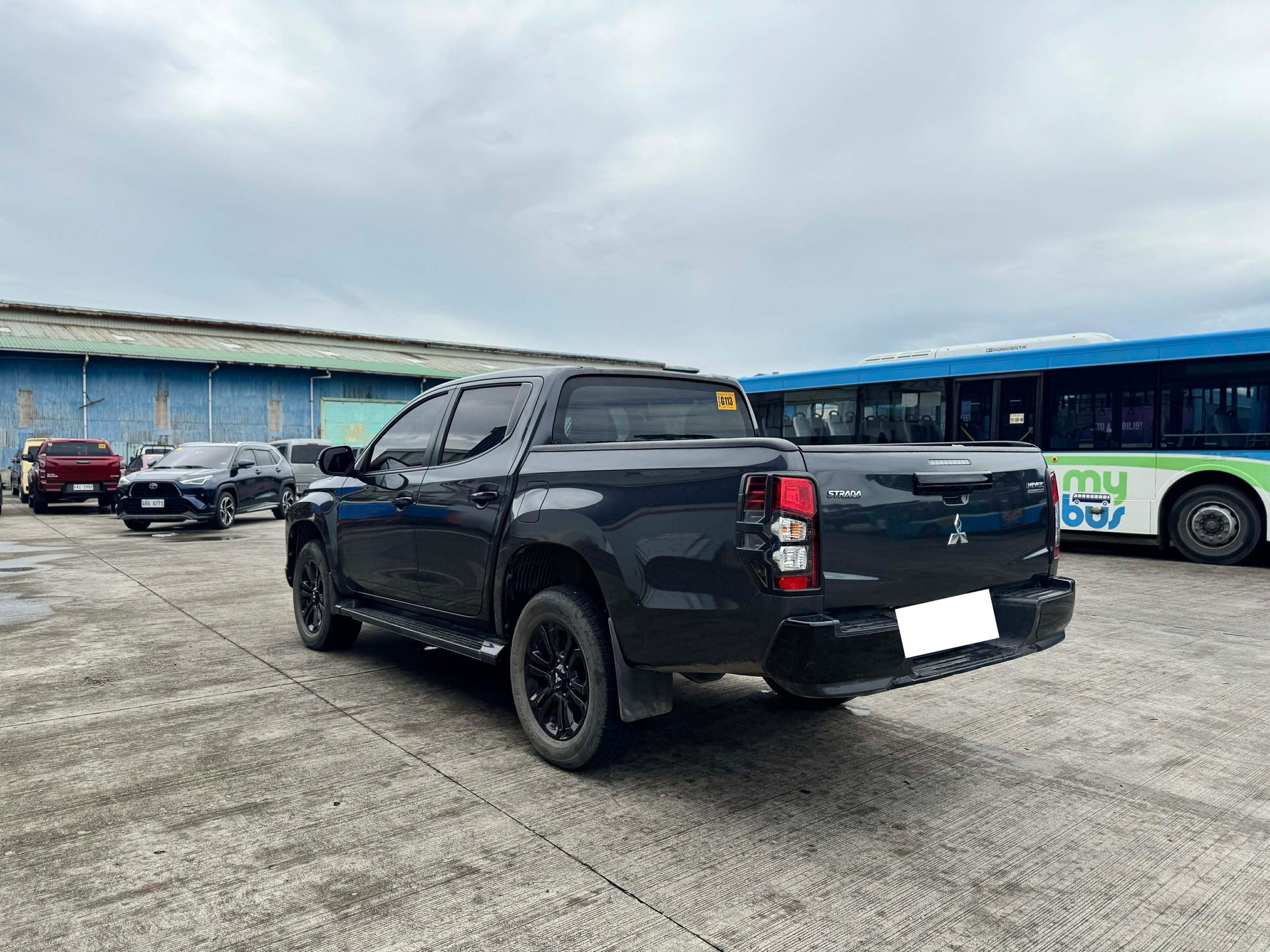 2023 MITSUBISHI STRADA 2.4L GLS 4X2 AUTOMATIC TRANSMISSION Gold Aces Car Display Center