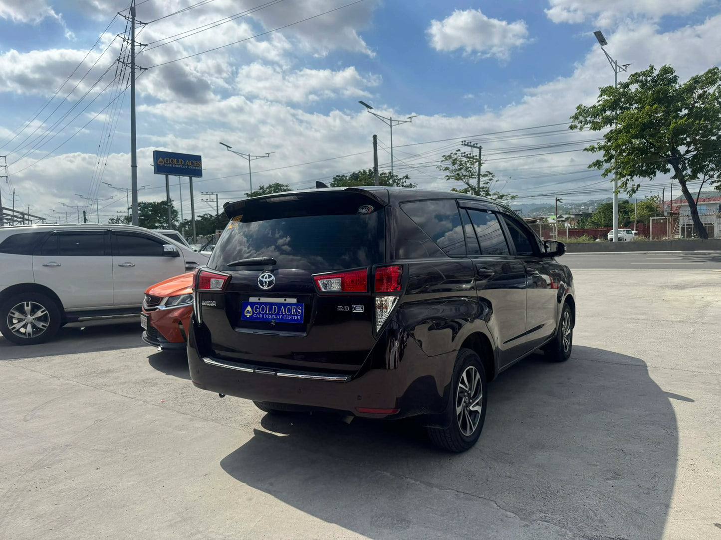 2022 TOYOTA INNOVA 2.8L E DIESEL AUTOMATIC TRANSMISSION Gold Aces Car Display Center