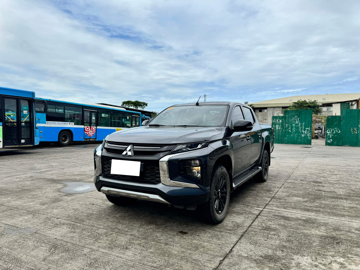 2023 MITSUBISHI STRADA 2.4L GLS 4X2 AUTOMATIC TRANSMISSION Gold Aces Car Display Center